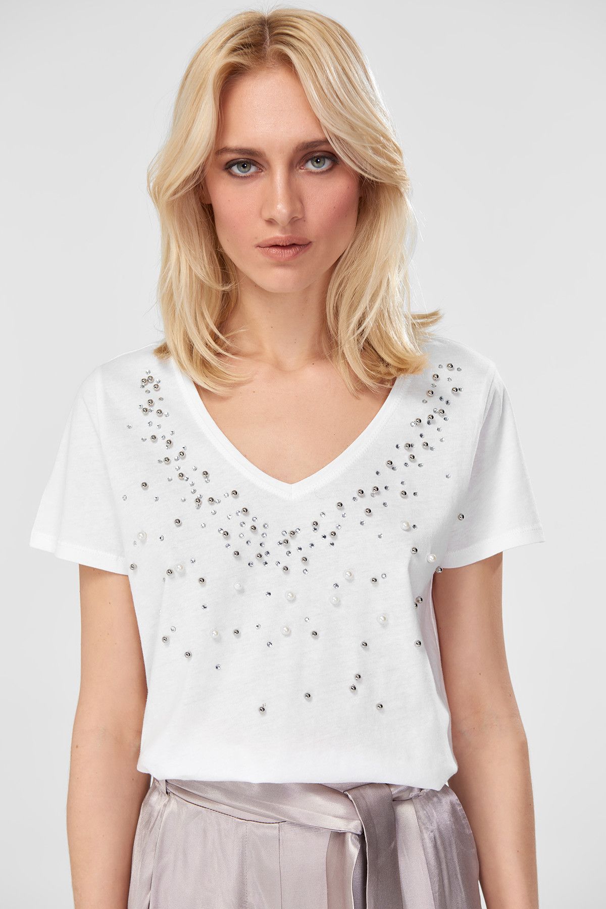 TRENDYOLMİLLA Beyaz İnci İşlemeli Örme T-Shirt TOFSS18OD0027