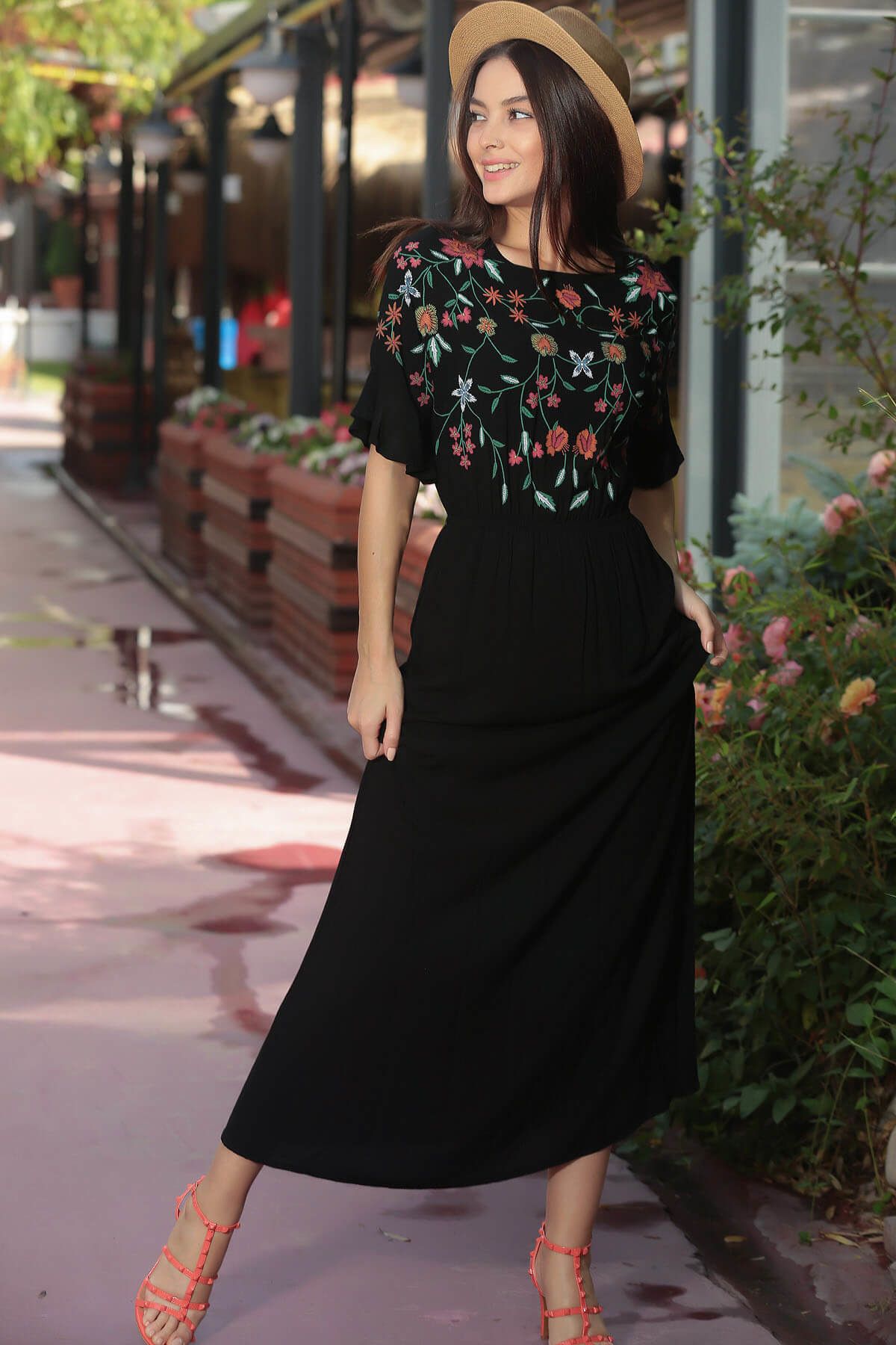 By Saygı Kadın Siyah Nakışlı Arkası İpli Astarlı Uzun Elbise S-18Y1690026