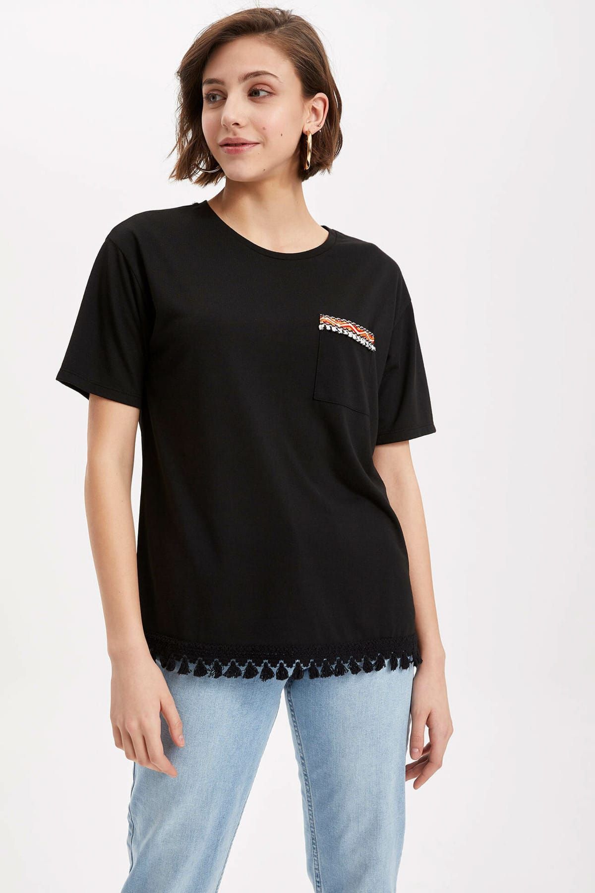Defacto Kadın Siyah Püskül Detaylı T-shirt I9534AZ.19SP.BK27