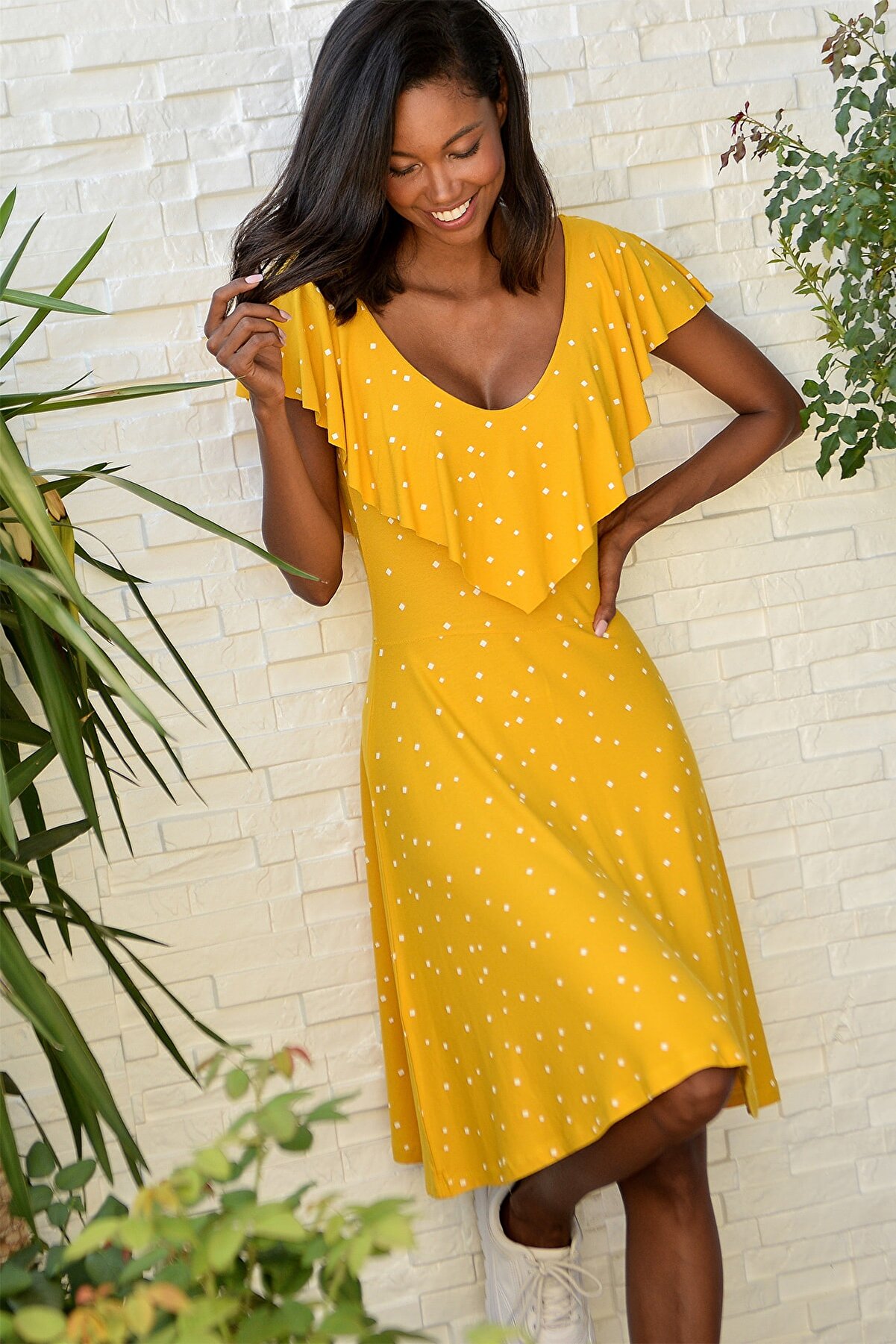 Trend Alaçatı Stili Kadın Sarı Arka Ön V Yaka Volanlı Puantiyeli Ebise ALC-016-082-J2