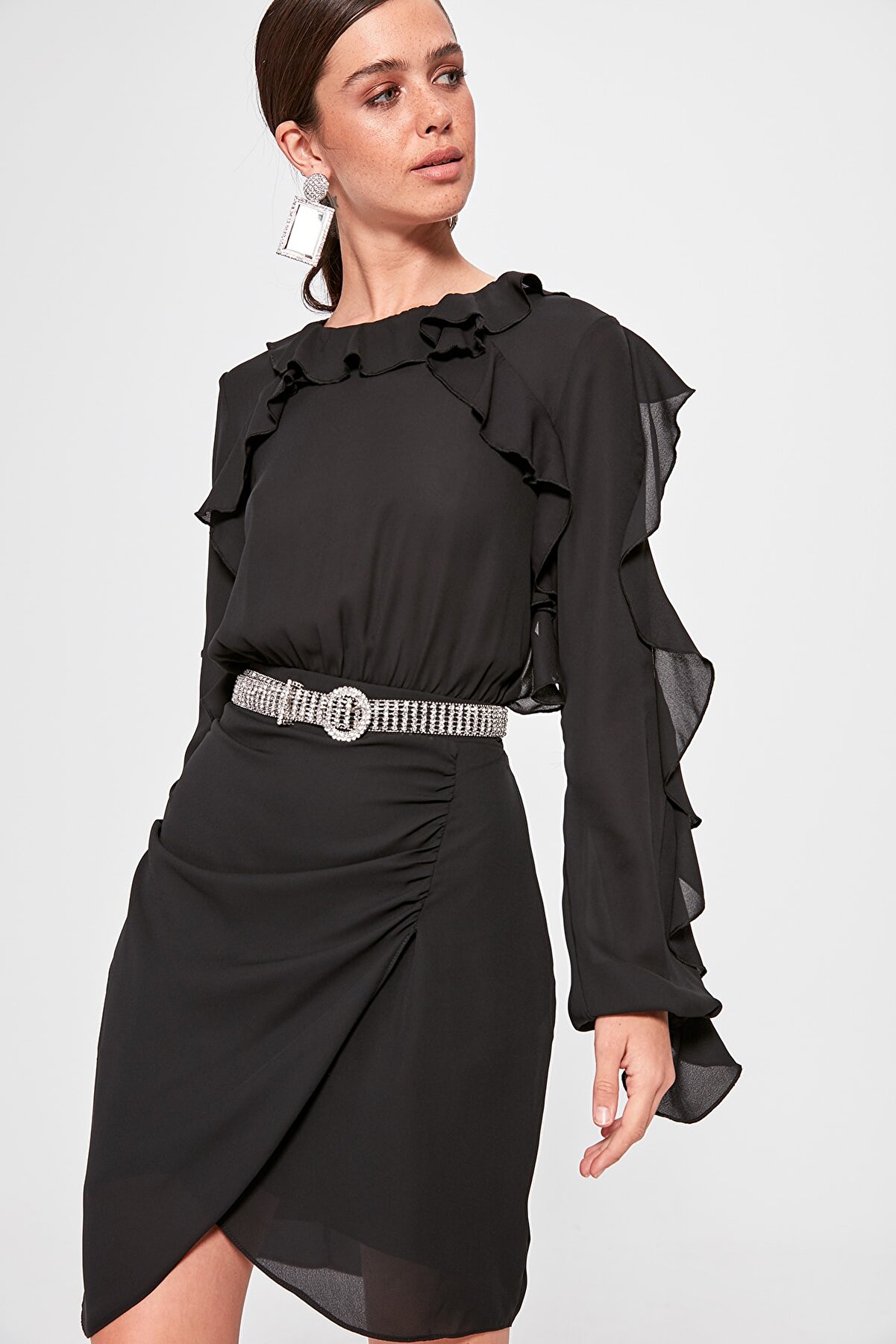 TRENDYOLMİLLA Siyah Volan Kol Detaylı Elbise TPRAW20EL0520