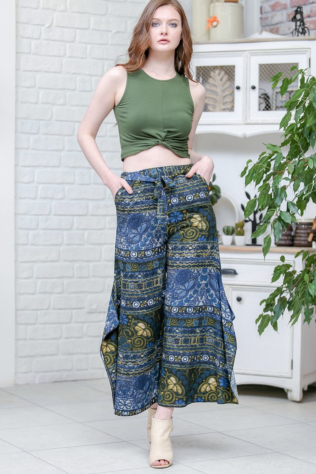 Chiccy Kadın Yeşil-Mavi Vintage Çiçek Desenli Yanları Yırtmaç Detaylı Pantolon M10060000PN99170