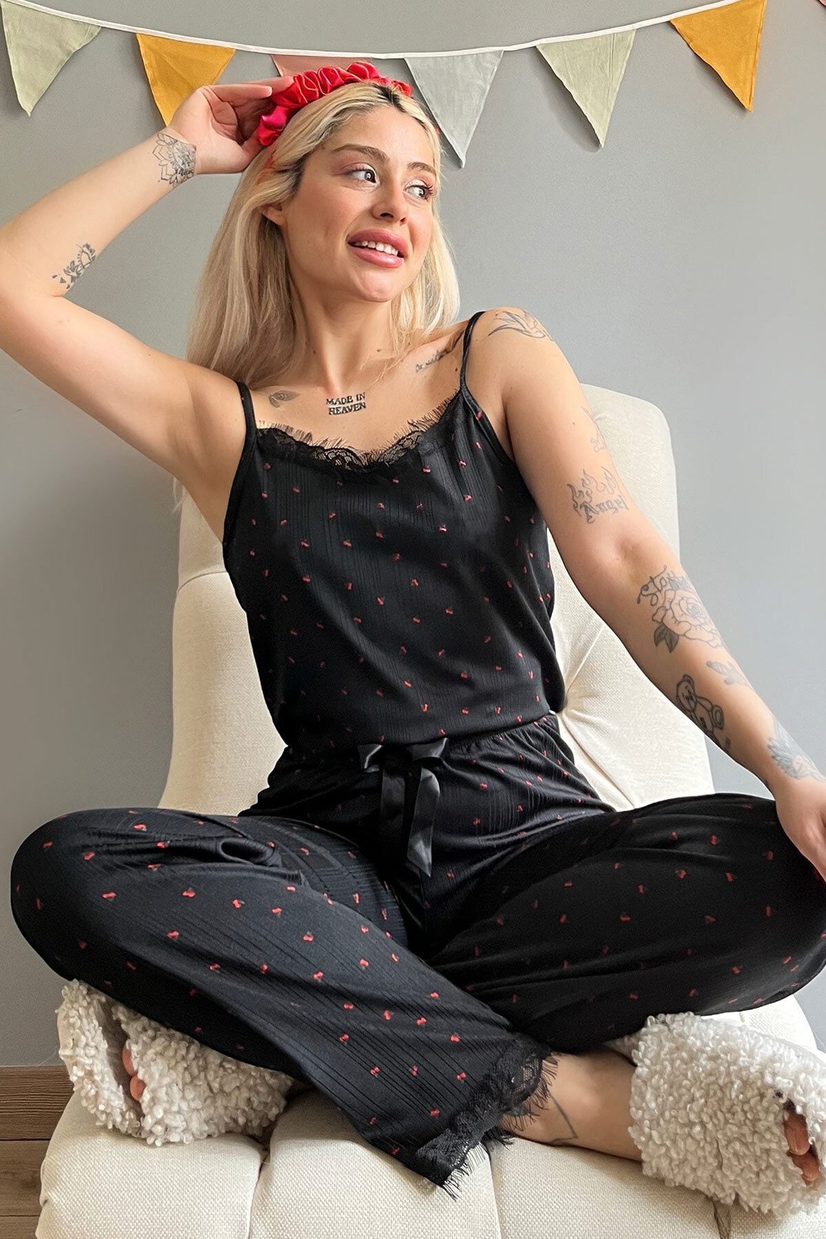 Pijamaevi Kadın Siyah Kırmızı Kiraz Baskılı Dantelli Ip Askılı Örme Pijama Takımı
