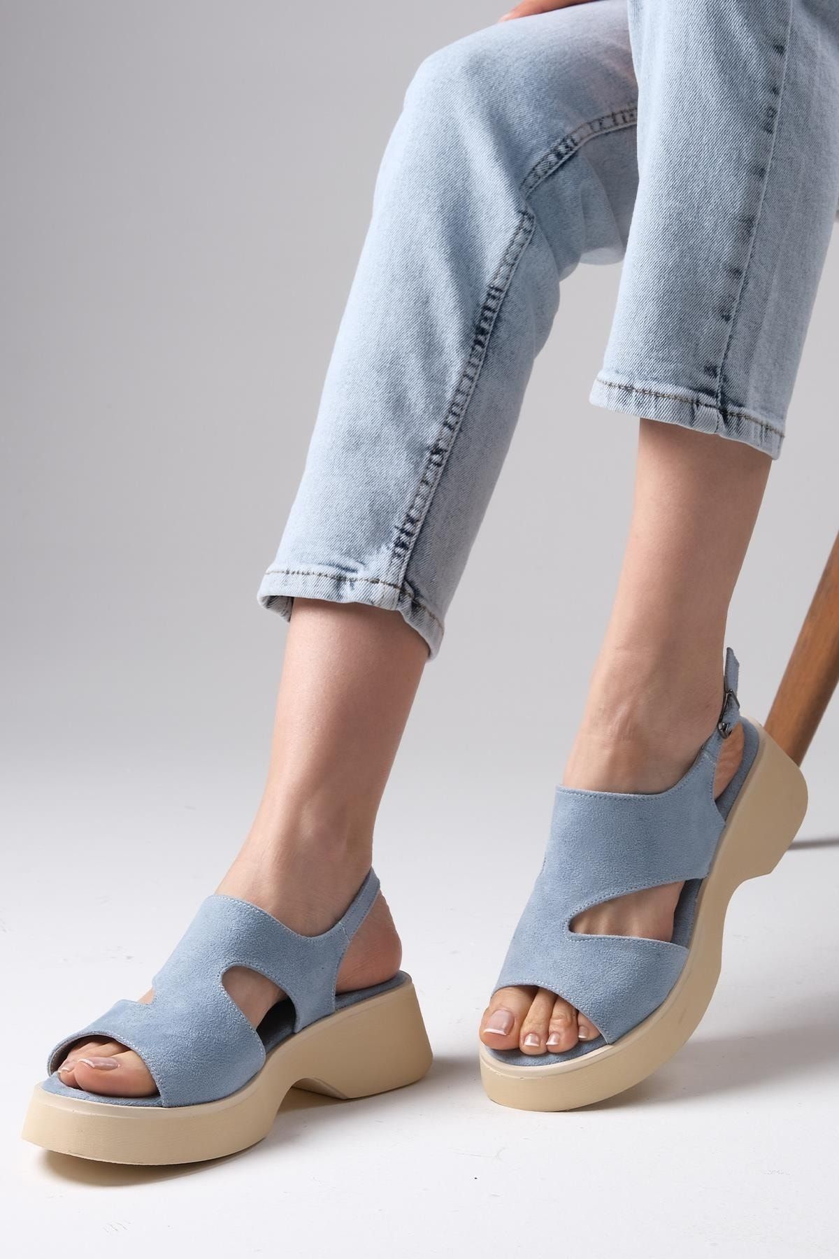 Mio Gusto Blair Mavi Renk Asimetrik Kesimli Kalın Tabanlı Kadın Sandalet