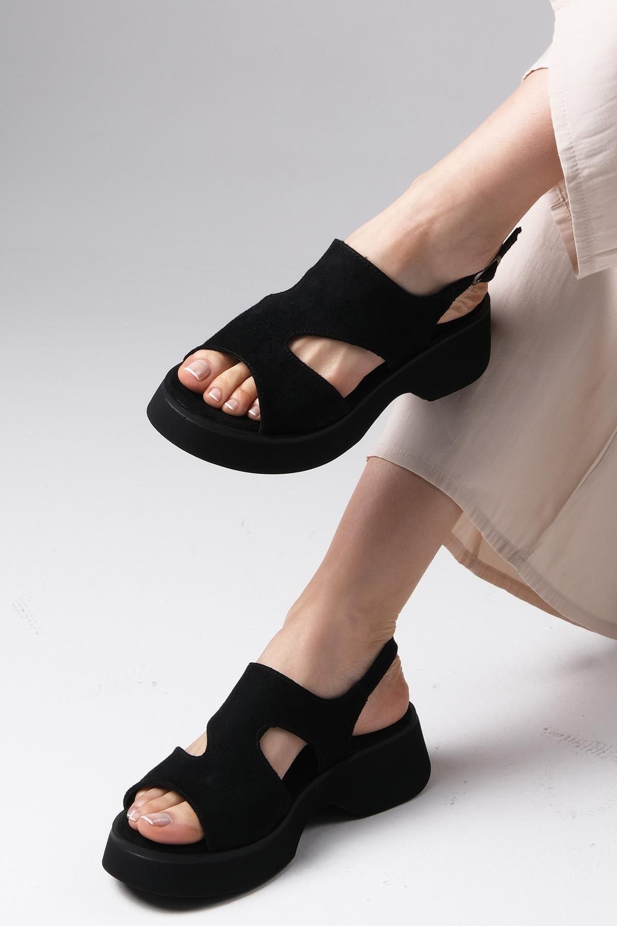 Mio Gusto Blair Siyah Renk Asimetrik Kesimli Kalın Tabanlı Kadın Sandalet