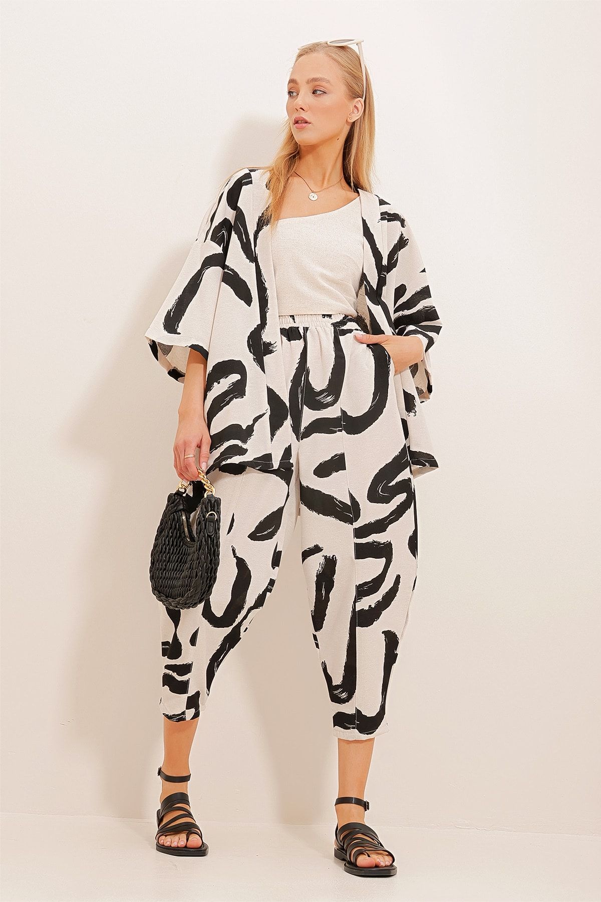 Trend Alaçatı Stili Kadın Siyah Desenli Şalvar Pantolon Ve Kimono Takım ALC-X10581