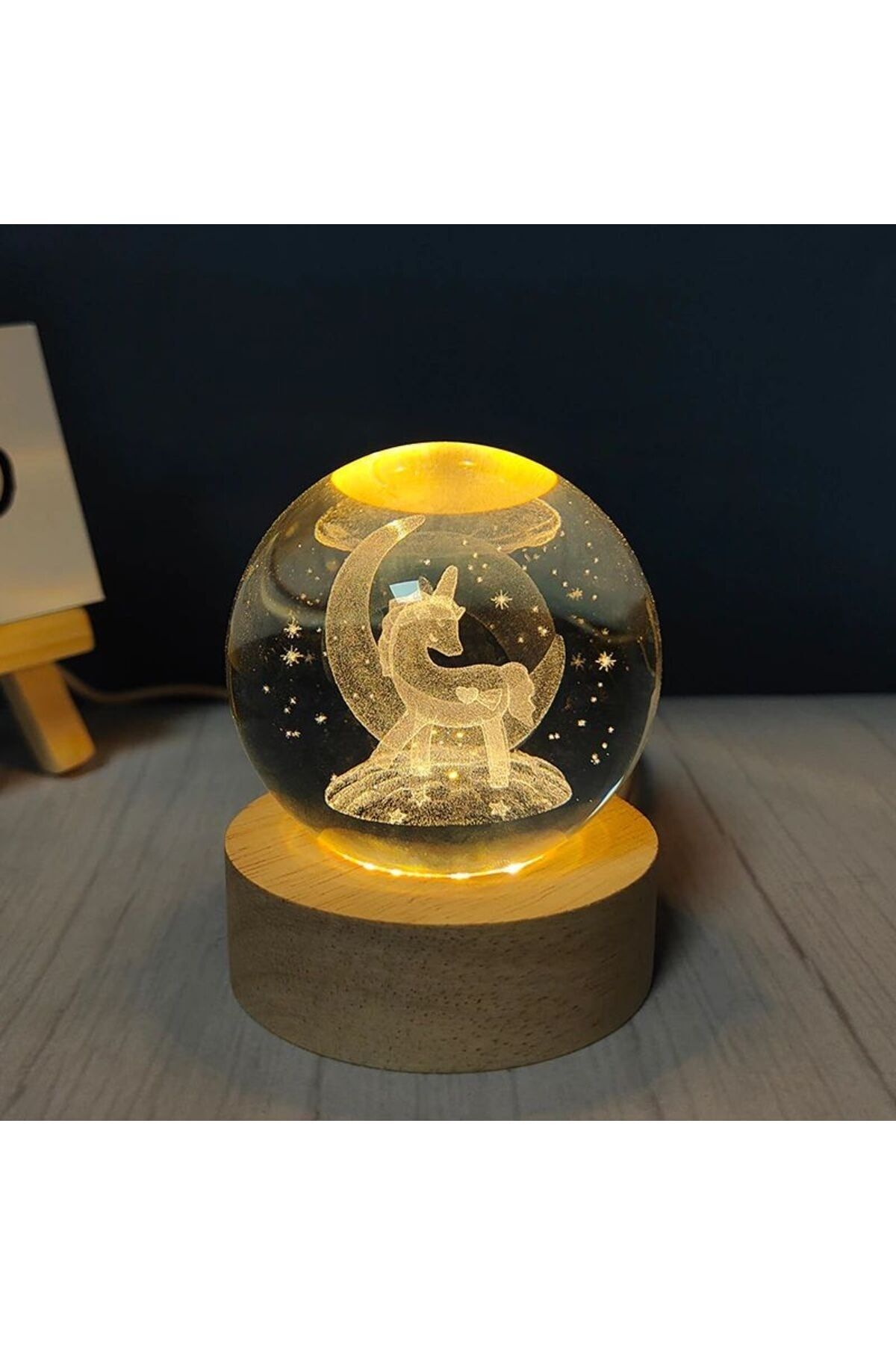 BSSM Dekoratif Ay içinde Unicorn Tasarımlı Ahşap Altlıklı Işıklı Cam Küre Cam:6cm Ahşap:2cm