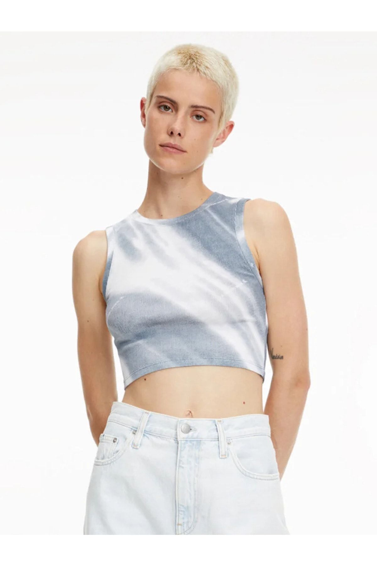 Calvin Klein Kadın Desenli Halter Yaka Kosuz Slim Fit Gri T-Shirt J20J220728-0IM