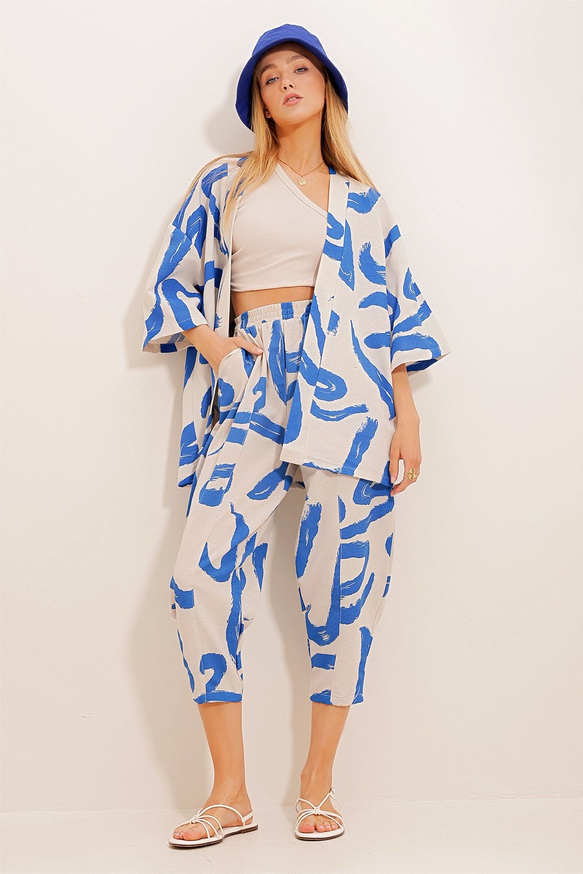 Trend Alaçatı Stili Kadın Saks Desenli Şalvar Pantolon Ve Kimono Takım ALC-X10581