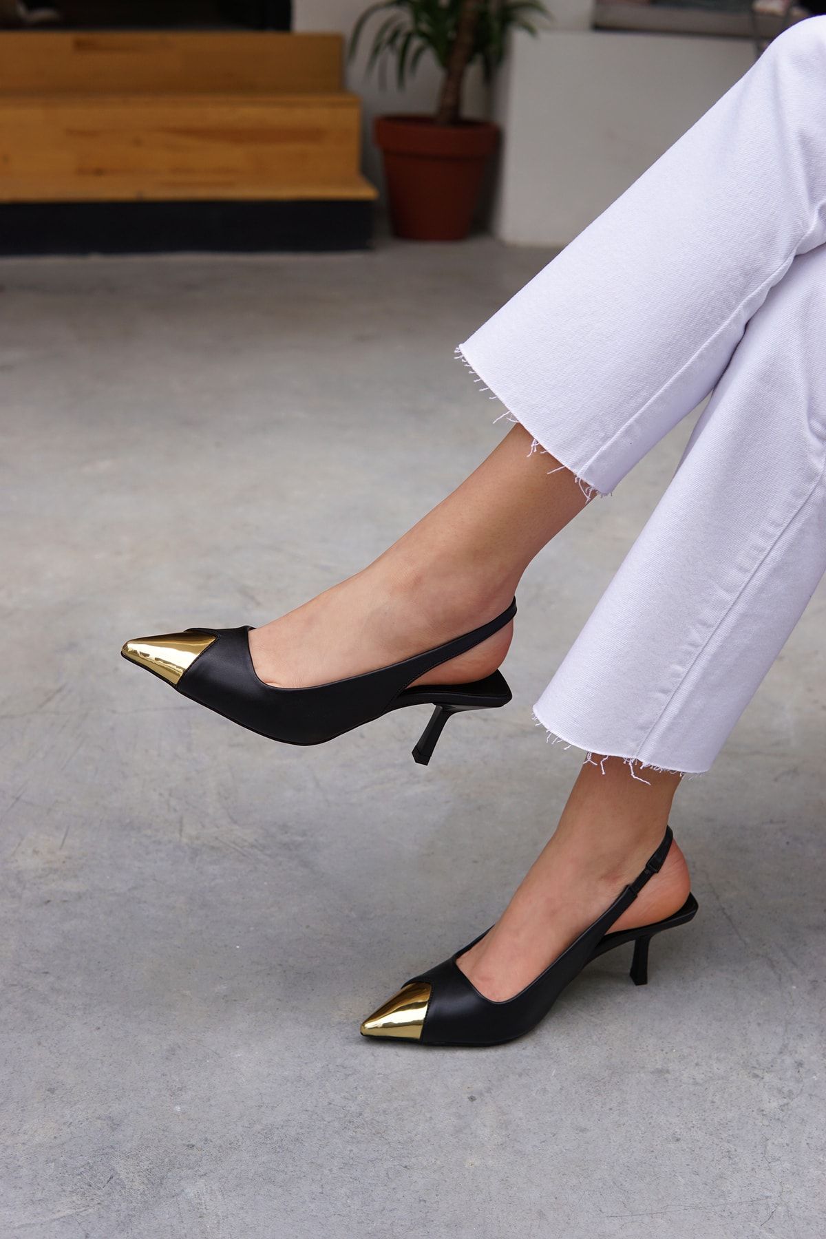 LAMİNTA Hena Siyah Deri Gold Detaylı Kadın Topuklu Ayakkabı