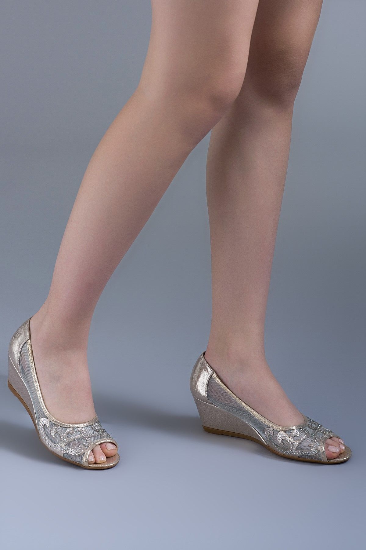 Bambi Altın Rengi Kadın Dolgu Topuklu Ayakkabı B0814835609
