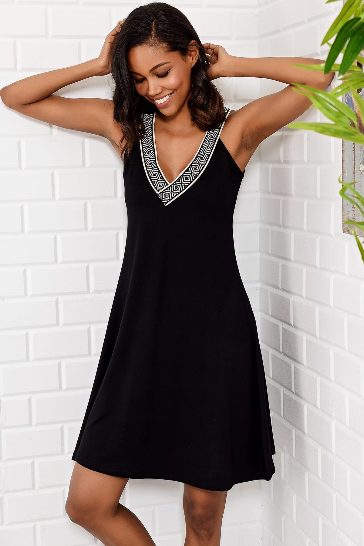 Trend Alaçatı Stili Kadın Siyah V Yaka Bordürlü Elbise ALC-017-095-T