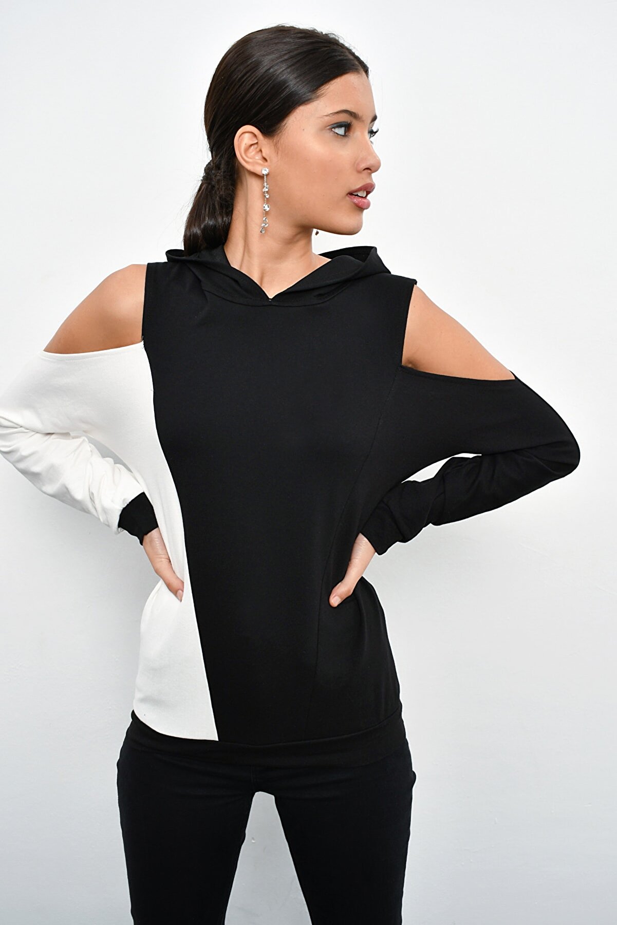 Cool & Sexy Kadın Siyah Renk Bloklu Omuzları Açık Sweatshirt B23