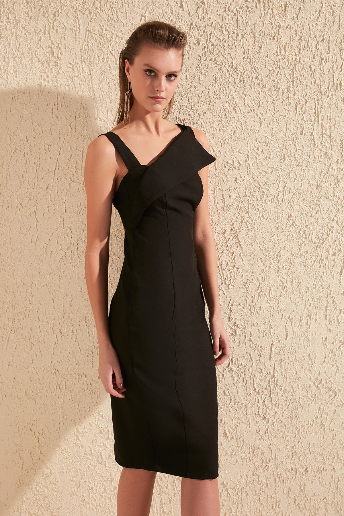 TRENDYOLMİLLA Siyah Yaka Detaylı Elbise TPRAW19FZ0216