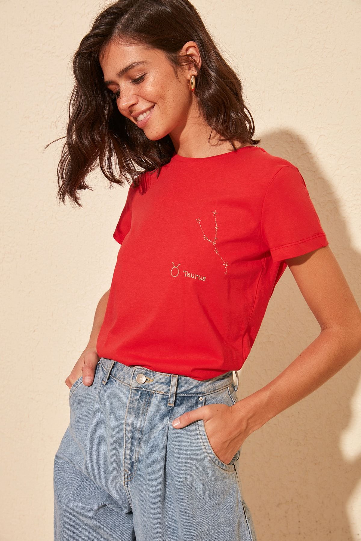 TRENDYOLMİLLA Kırmızı Boğa Burç Nakışlı Basic Örme T-Shirt TWOSS20TS0293