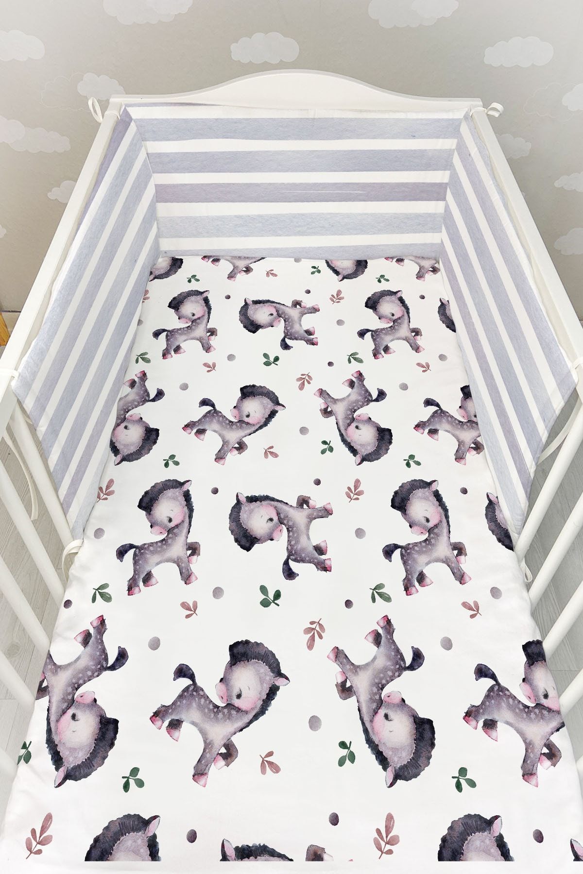 Tuğba Kuğu Bebek Başucu Koruyucu ve Baskılı Çarşaflı Uyku Seti - Pure Baby Serisi - Sevimli Midilli