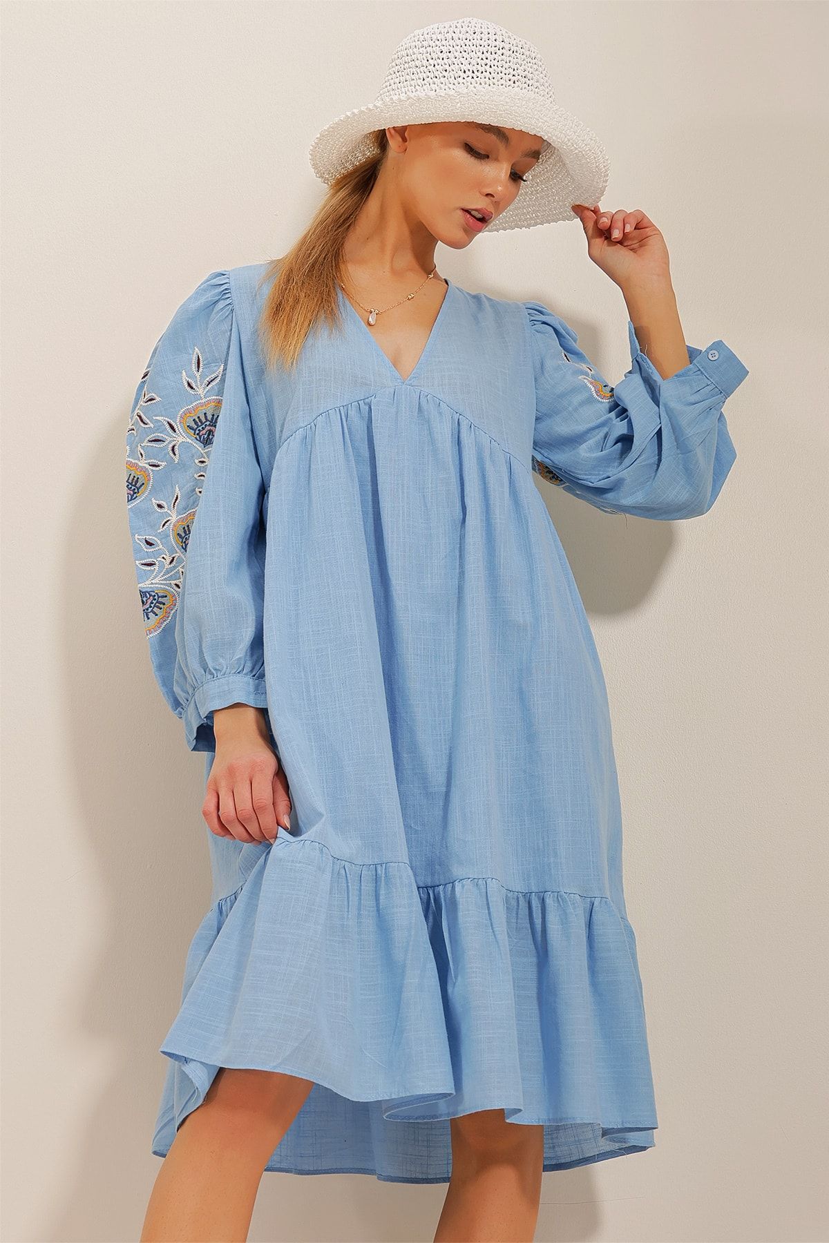 Trend Alaçatı Stili Kadın Mavi V Yaka Kolu Nakışlı Keten Dokuma Elbise ALC-X10659