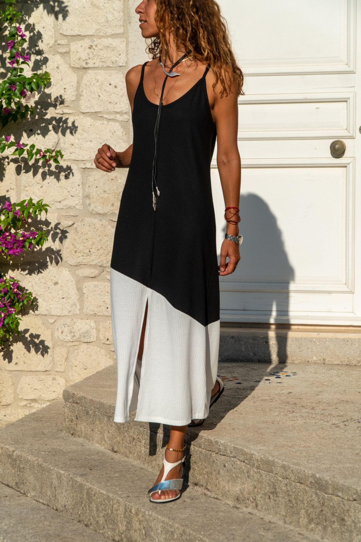 Güneşkızı Kadın Siyah-Beyaz Asimetrik Bloklu Yırtmaçlı Askılı Uzun Elbise GK-BST2898