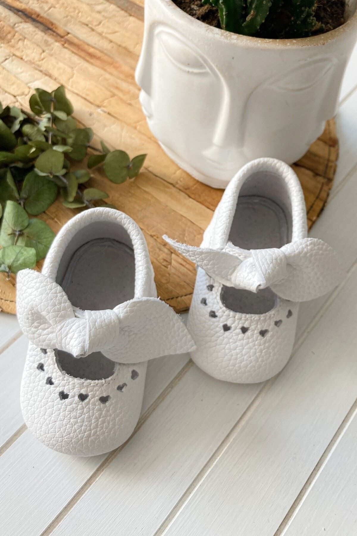 Li Puna - Kalp Detaylı Beyaz Luz Hakiki Deri Bebek Ayakkabısı