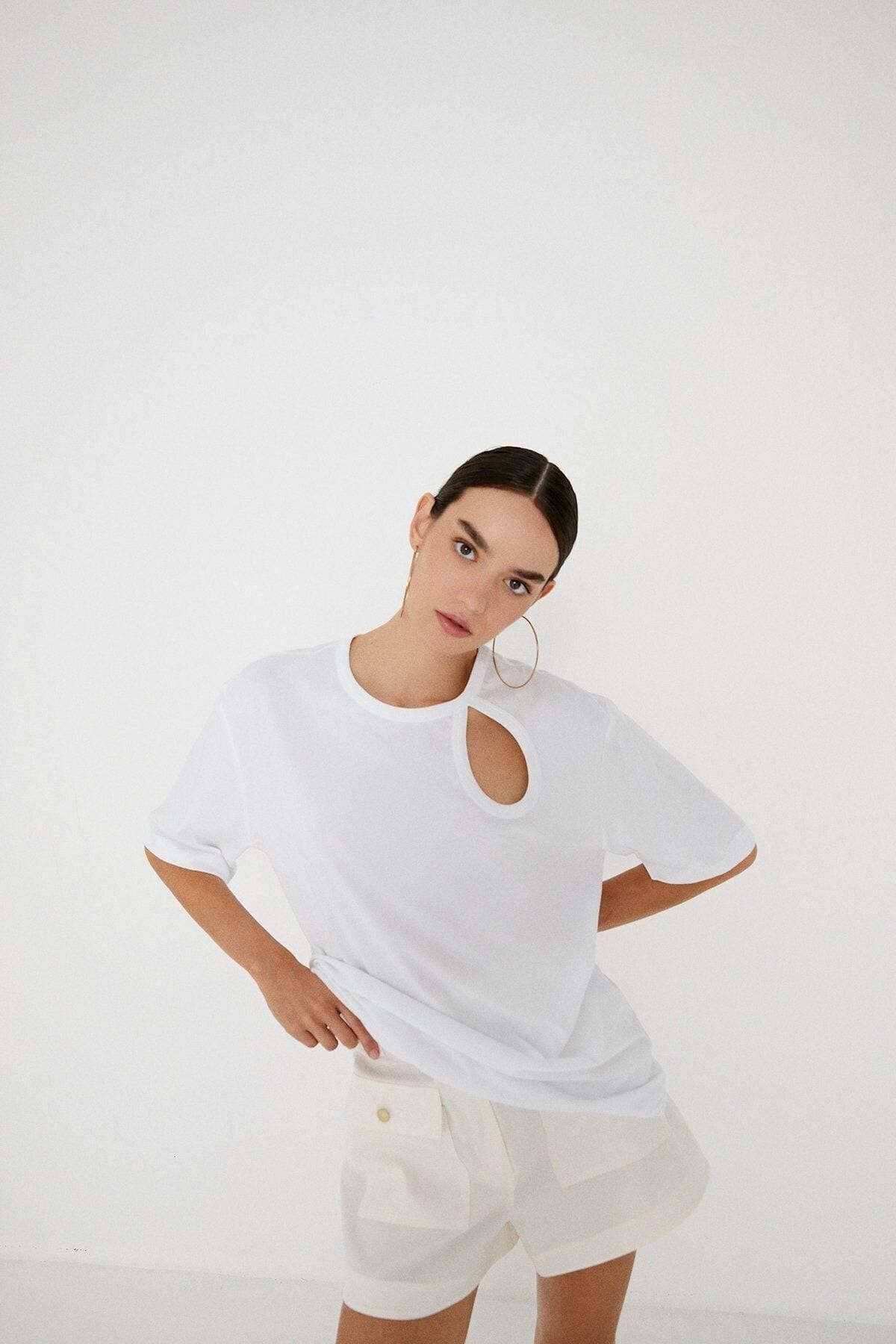 Rue Dekolte Detaylı Beyaz Basic T-shirt