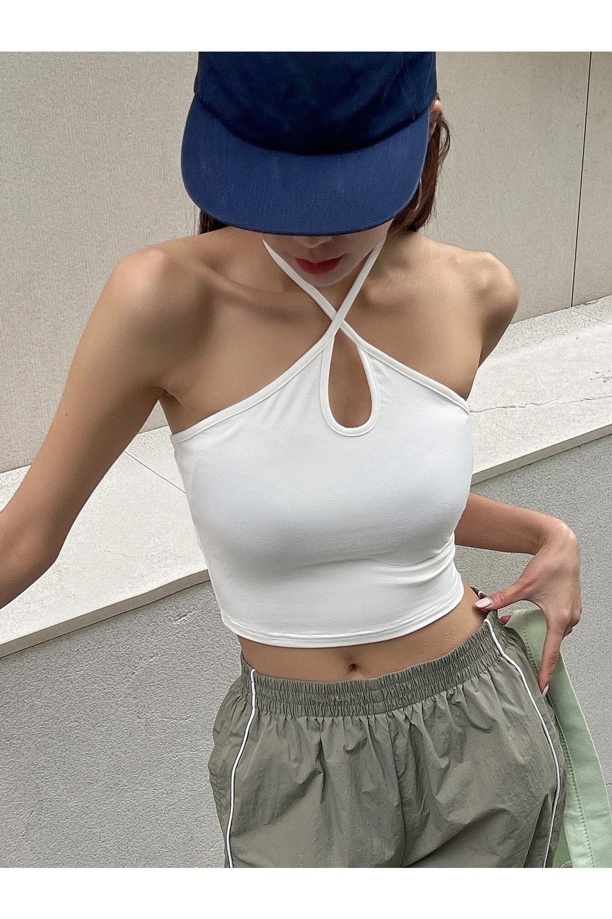 Liona Kadın Halter Yaka Beyaz Renk Bağlamalı Crop Top Bluz