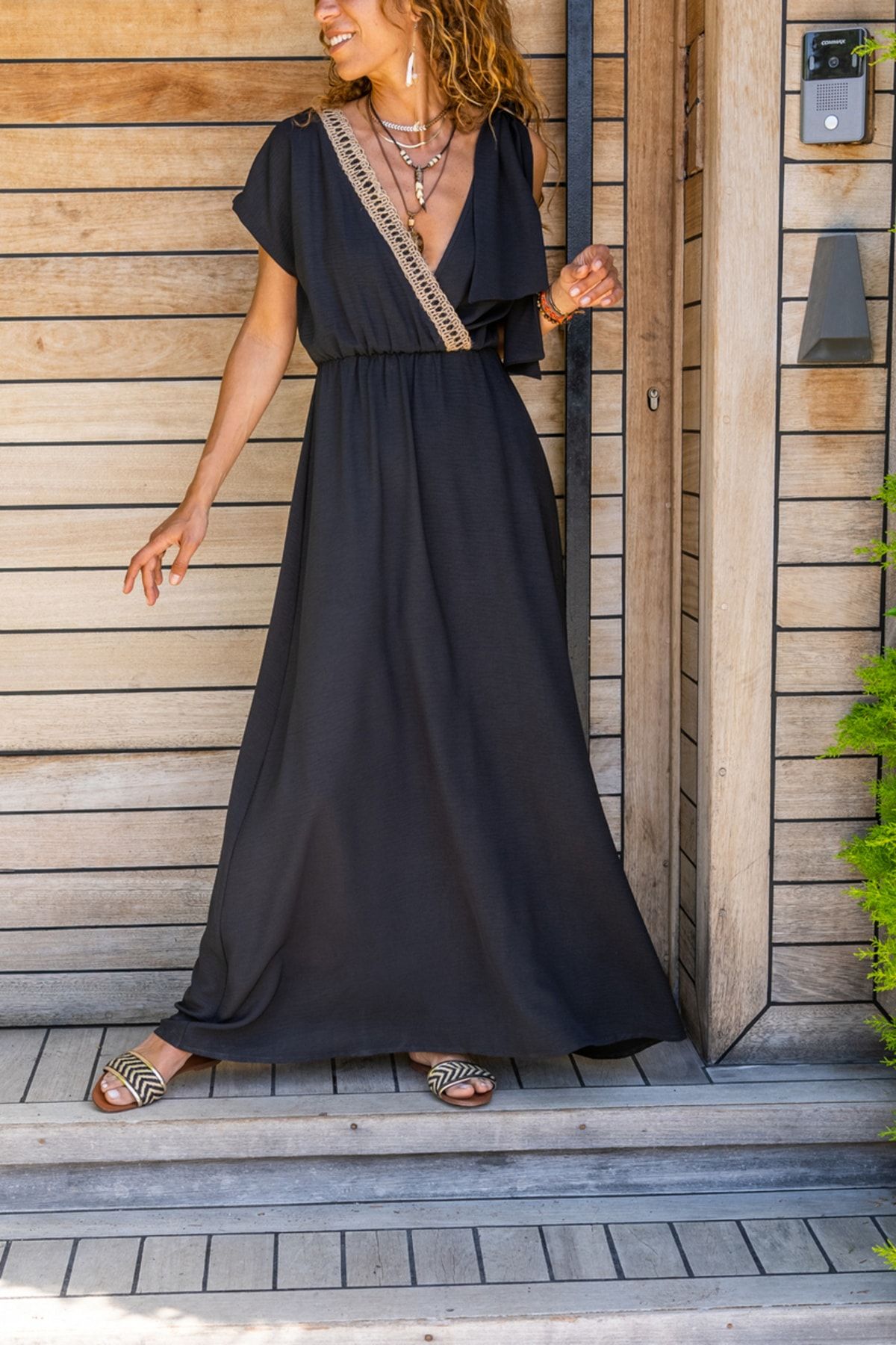 Güneşkızı Kadın Siyah Airobin Omzu Tokalı Hasır Detaylı Beli Büzgülü Uzun Elbise GK-BST3127