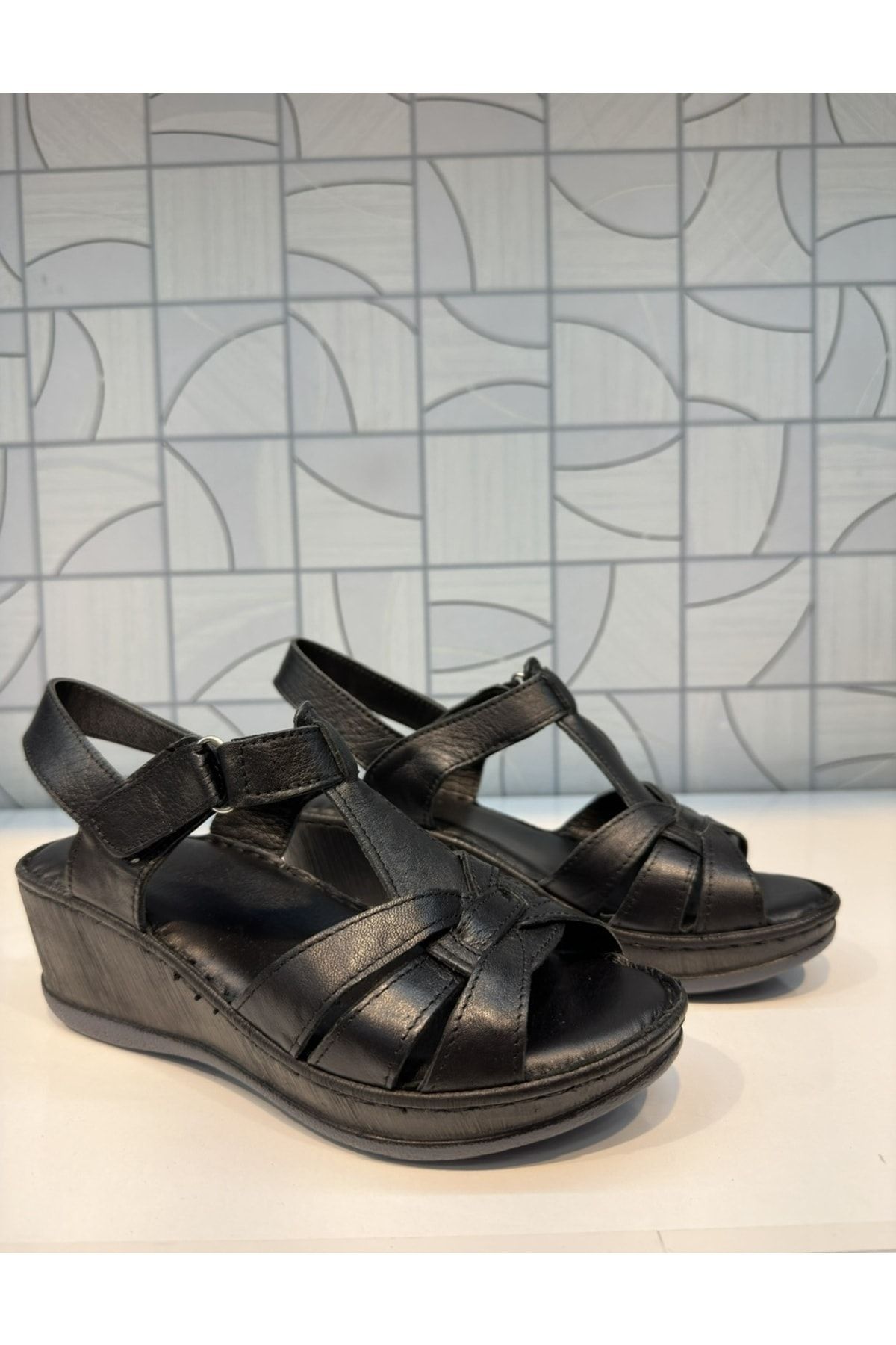 Anıl Ayakkabı Castle Black 22301 Kadın Siyah Dolgu Topuk Direkli Hakiki Deri Rahat Günlük Sandalet
