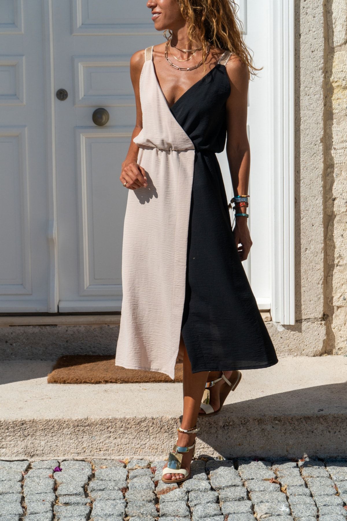 Güneşkızı Kadın Siyah-Bej Hasır Askılı Kruvaze Color Block Airobin Elbise GK-BST2922