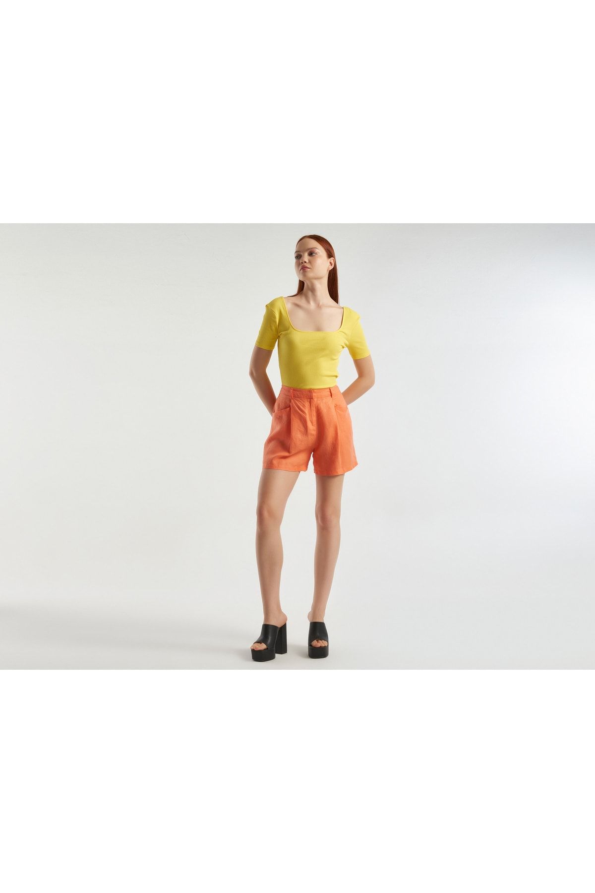 United Colors of Benetton Kadın Sarı Slim Fit Geniş Yaka Ribana T-Shirt Sarı