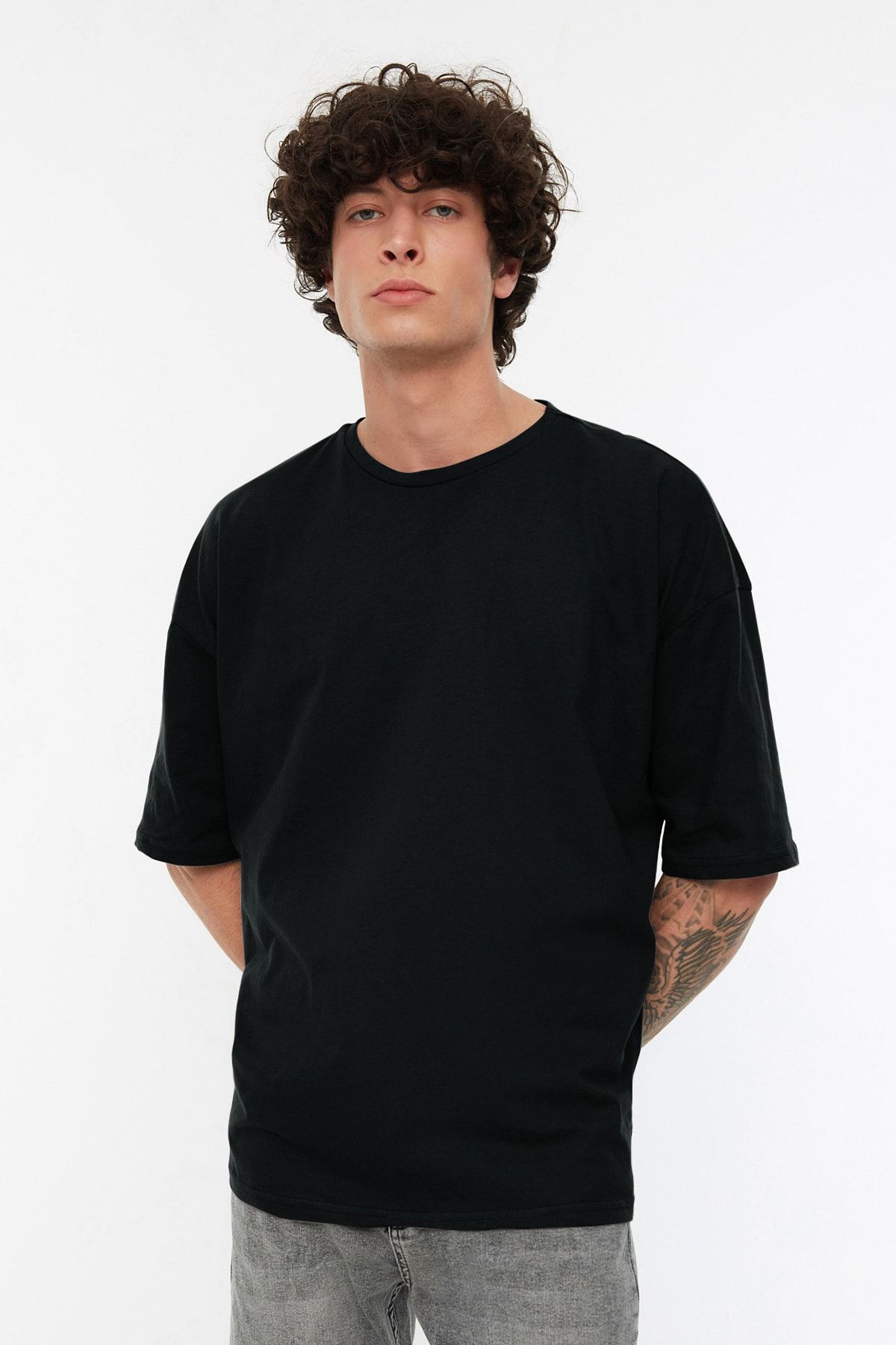 TRENDYOL MAN Siyah  Oversize/Geniş Kesim Basic %100 Pamuklu T-Shirt TMNSS22TS0318