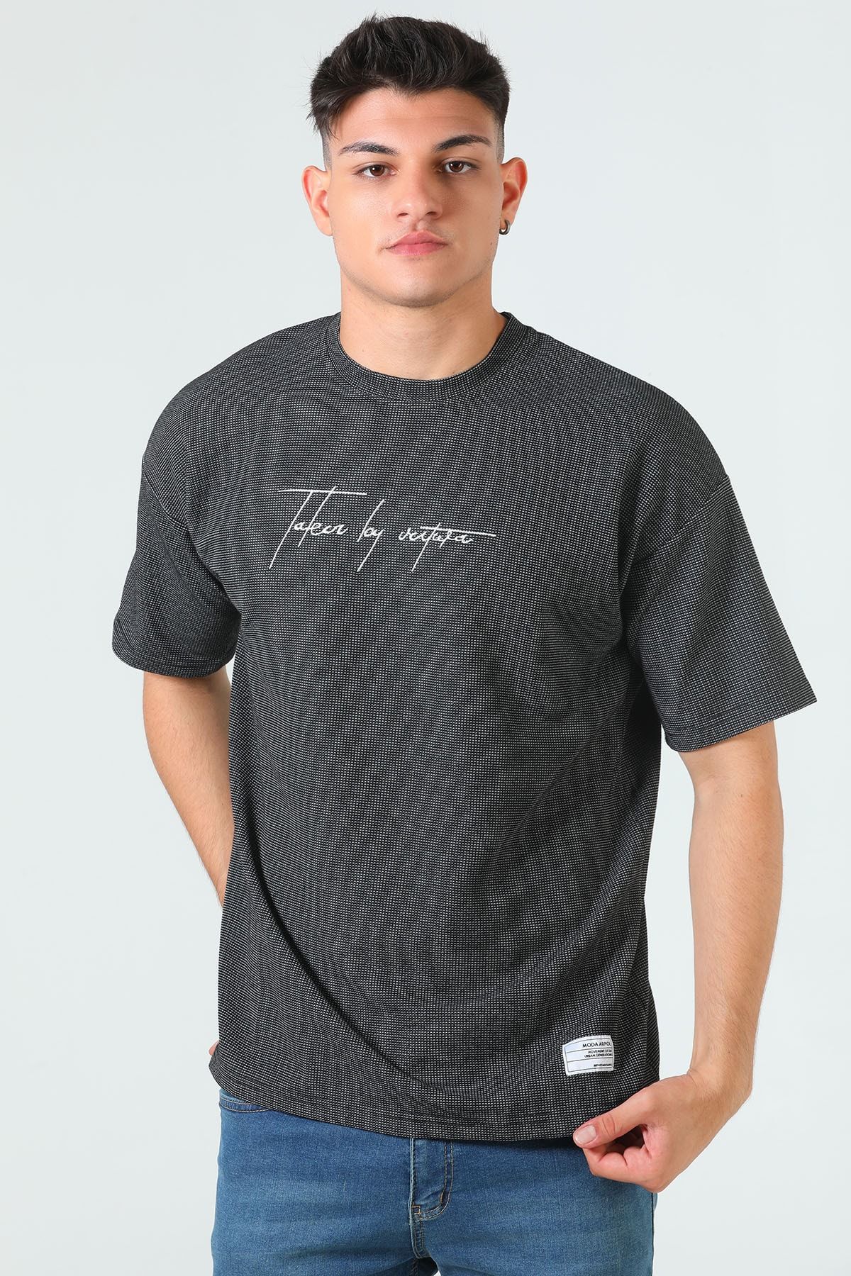 Julude Siyah Erkek Bisiklet Yaka Kendinden Desenli Baskılı T-shirt