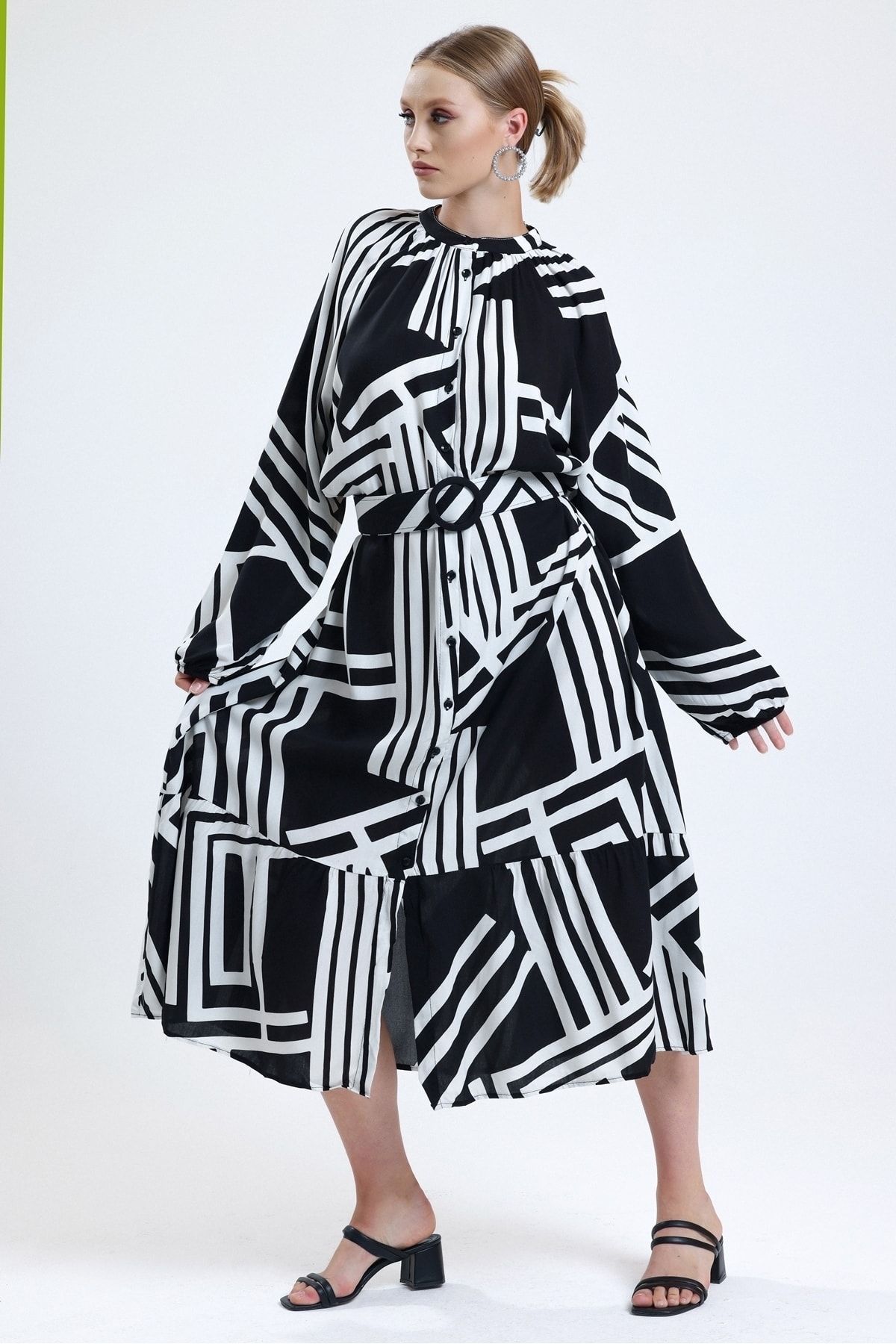 MD trend Kadın Siyah Kemerli Balon Kollu Grafik Desenli Boydan Düğmeli Elbise