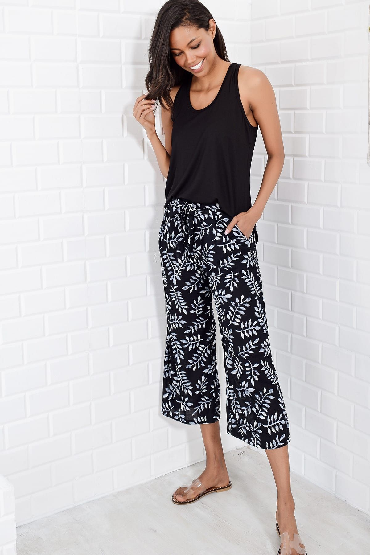 Trend Alaçatı Stili Kadın Siyah Yaprak Desenli Pantolon ALC-6813