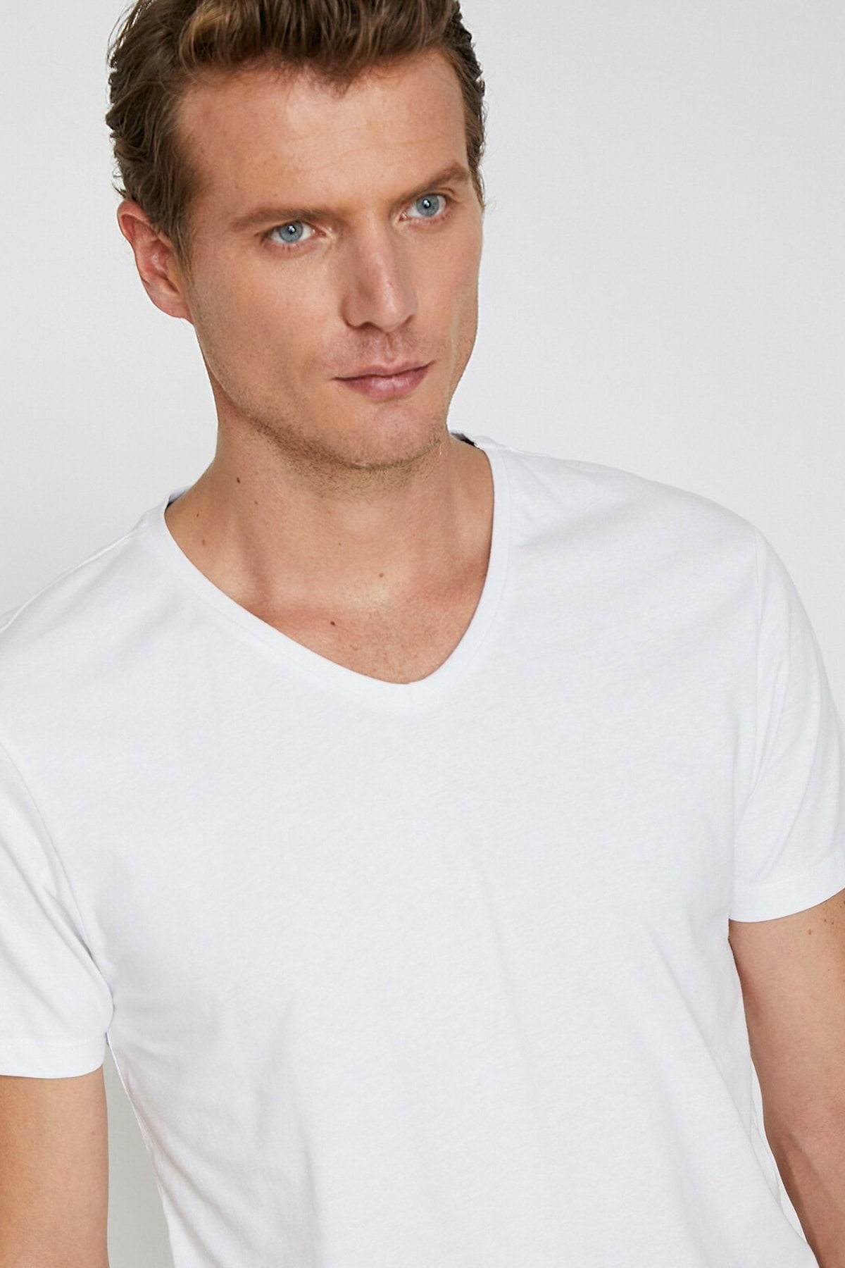 Koton Erkek Beyaz V Yaka T-Shirt 0KAM12138LK