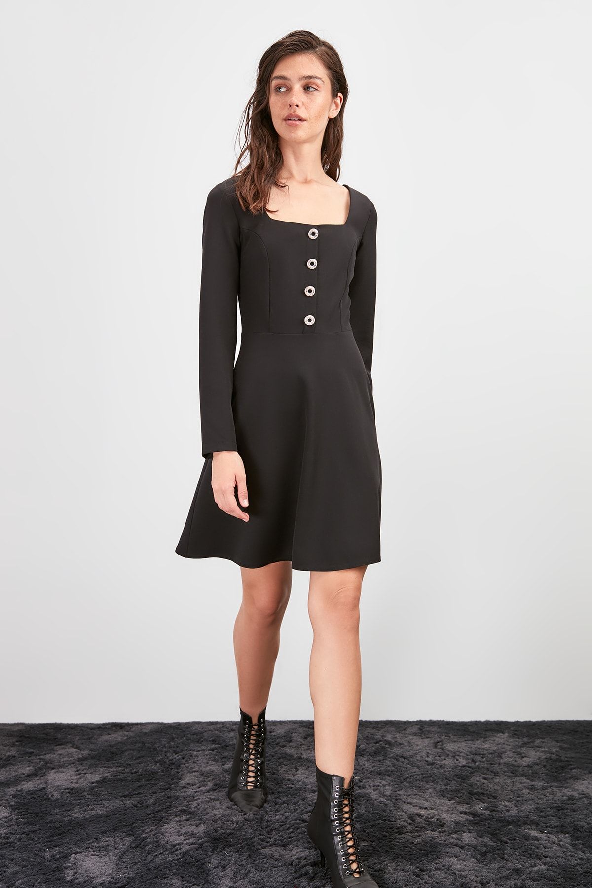 TRENDYOLMİLLA Siyah Düğme Detaylı Elbise TWOAW20EL1988