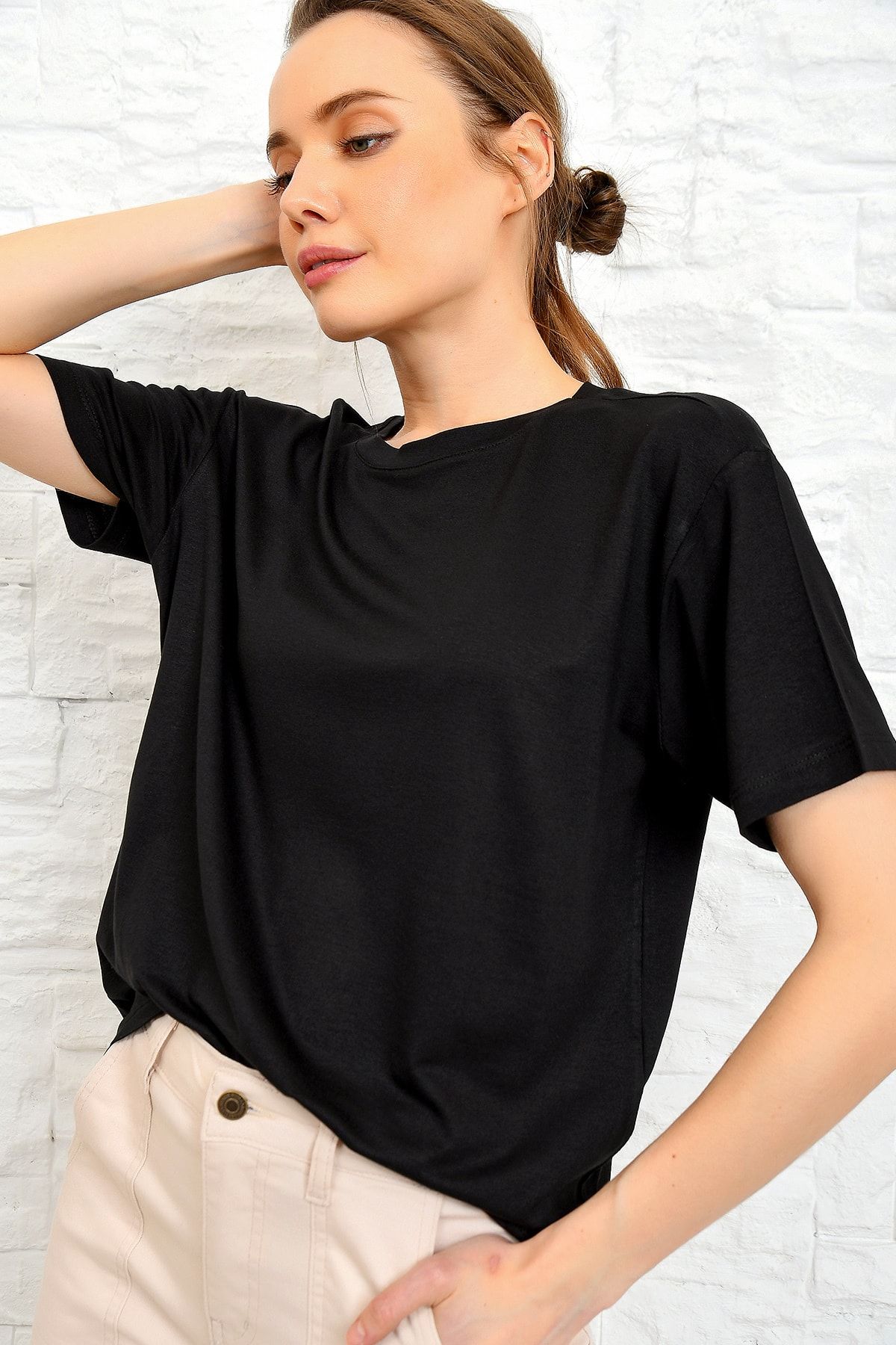 Trend Alaçatı Stili Kadın Siyah Bisiklet Yaka Basıc T-shirt ALC-X3695