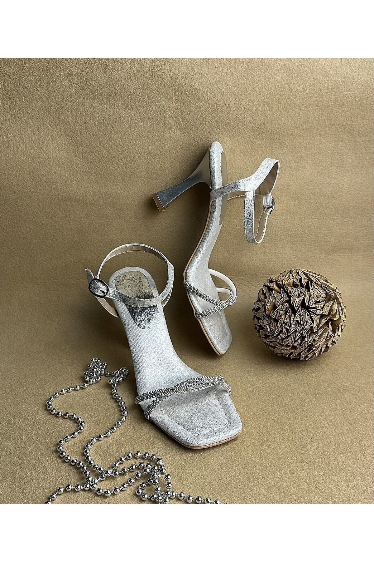 Gloriys Ayakkabı & Çanta Gümüş Taşlı 9 Cm Topuklu Ayakkabı Ortopedik Süngerli Taban