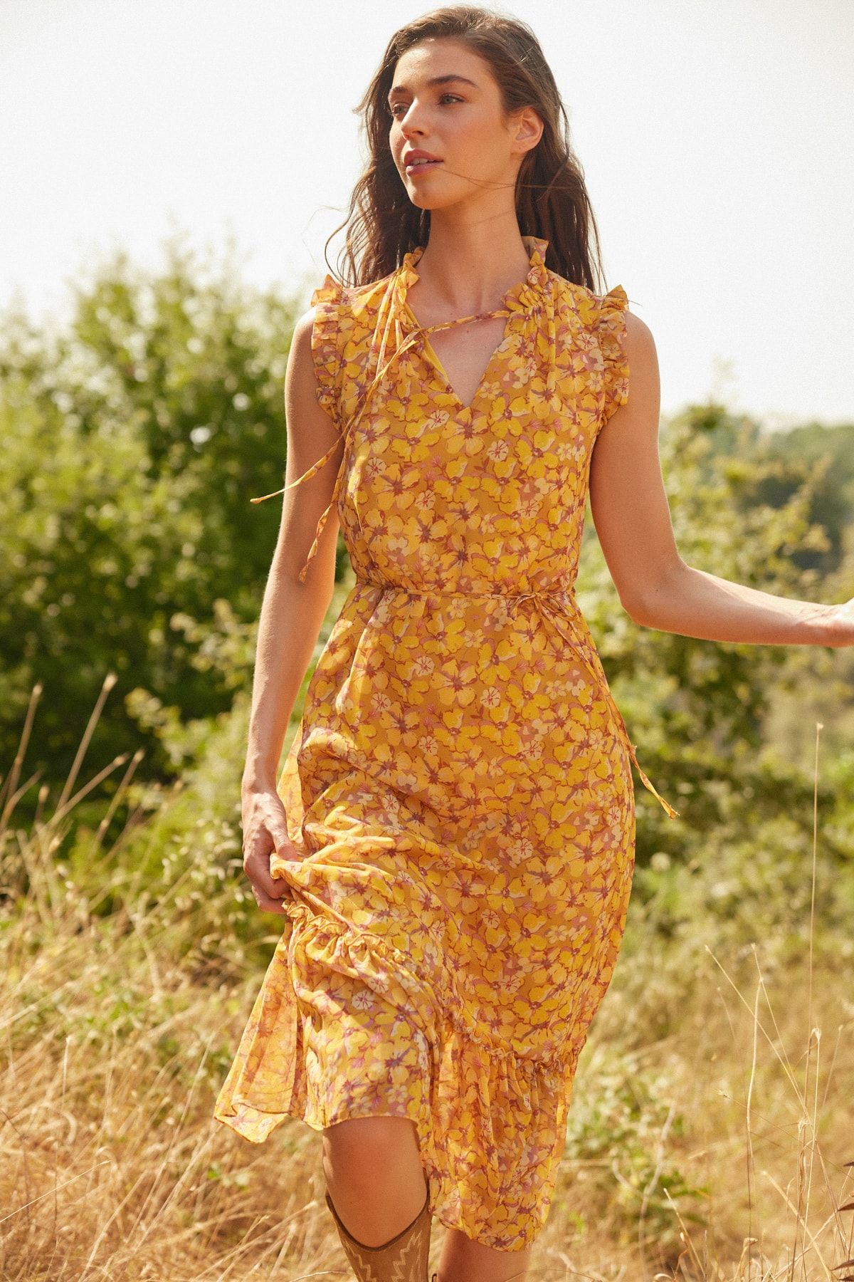 TRENDYOLMİLLA Sarı Çiçek Desenli A Kesim Midi Astarlı Şifon Dokuma Elbise TWOSS23EL01840