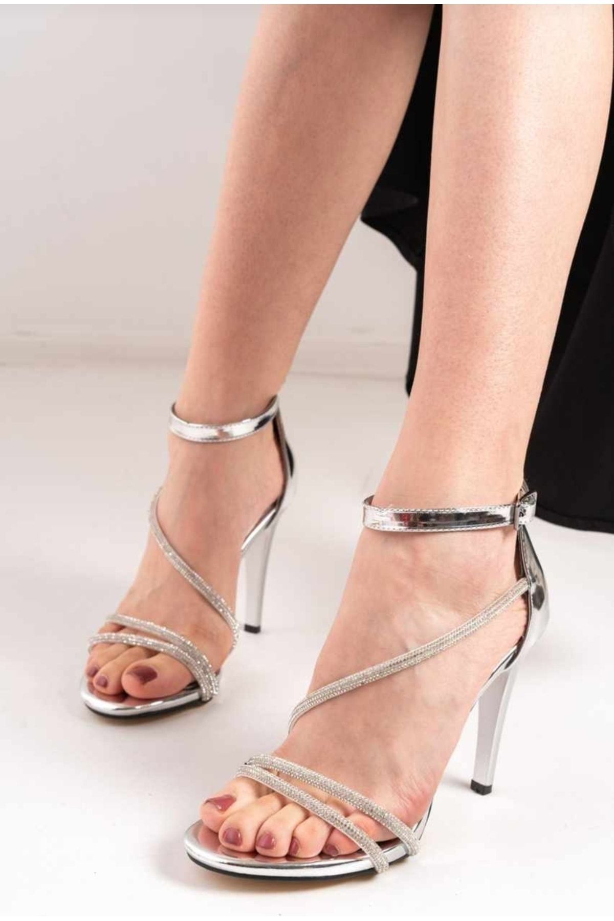 Afilli Kadın Gümüş Taşlı İnce Yüksek Topuklu İnce Tek Bantlı Açık Bağcıklı Abiye Sandalet Ayakkabı