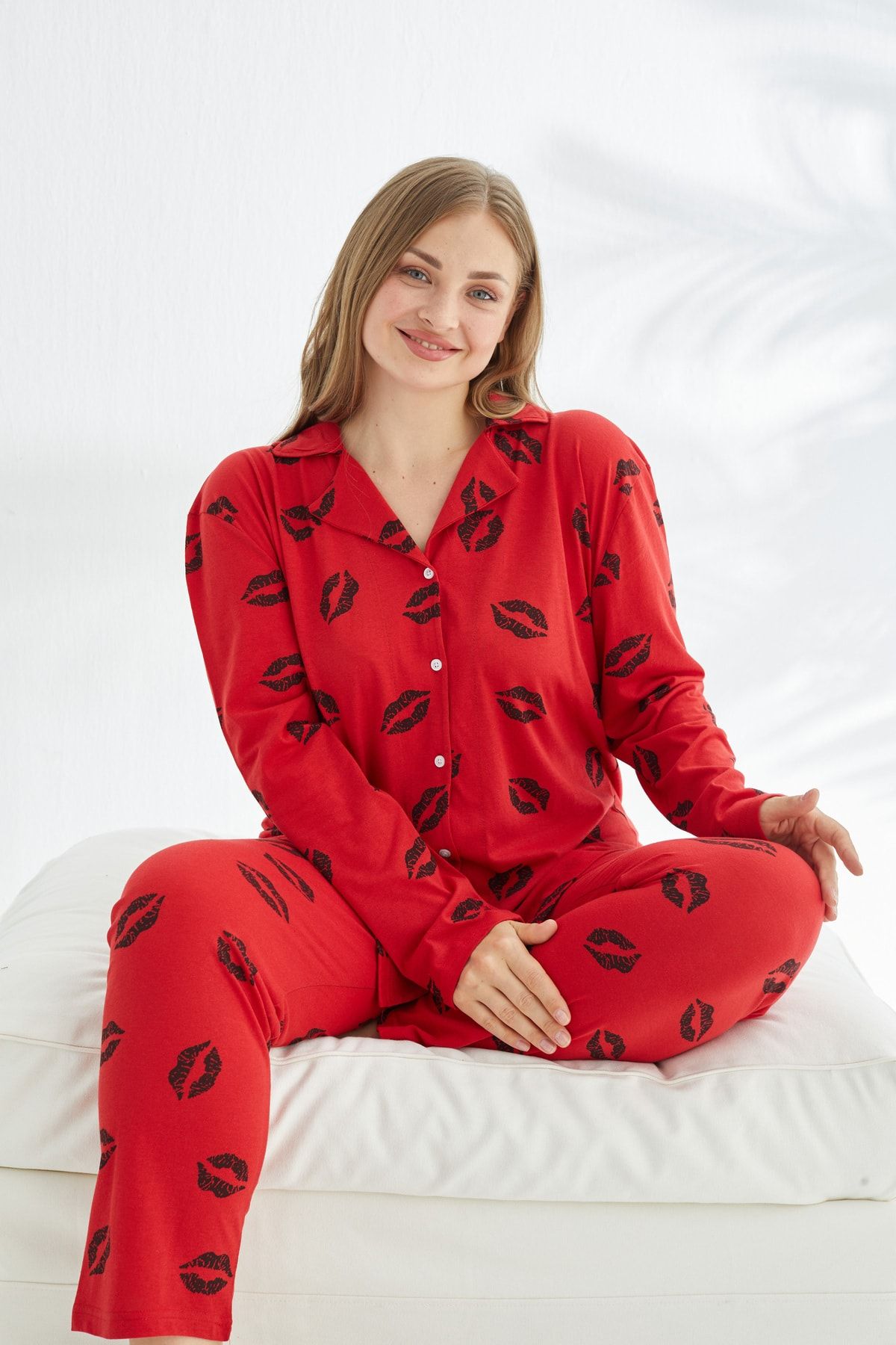 Siyah İnci kırmızı dudak desenli Curve Büyük Beden Battal boy Düğmeli Pamuklu Pijama Takımı