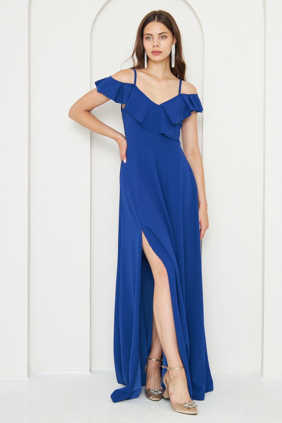 lovebox Esnek Krep Kumaş Ince Askılı Volanlı Yaka Detaylı Yırtmaçlı Uzun Mavi Abiye Elbise 582190