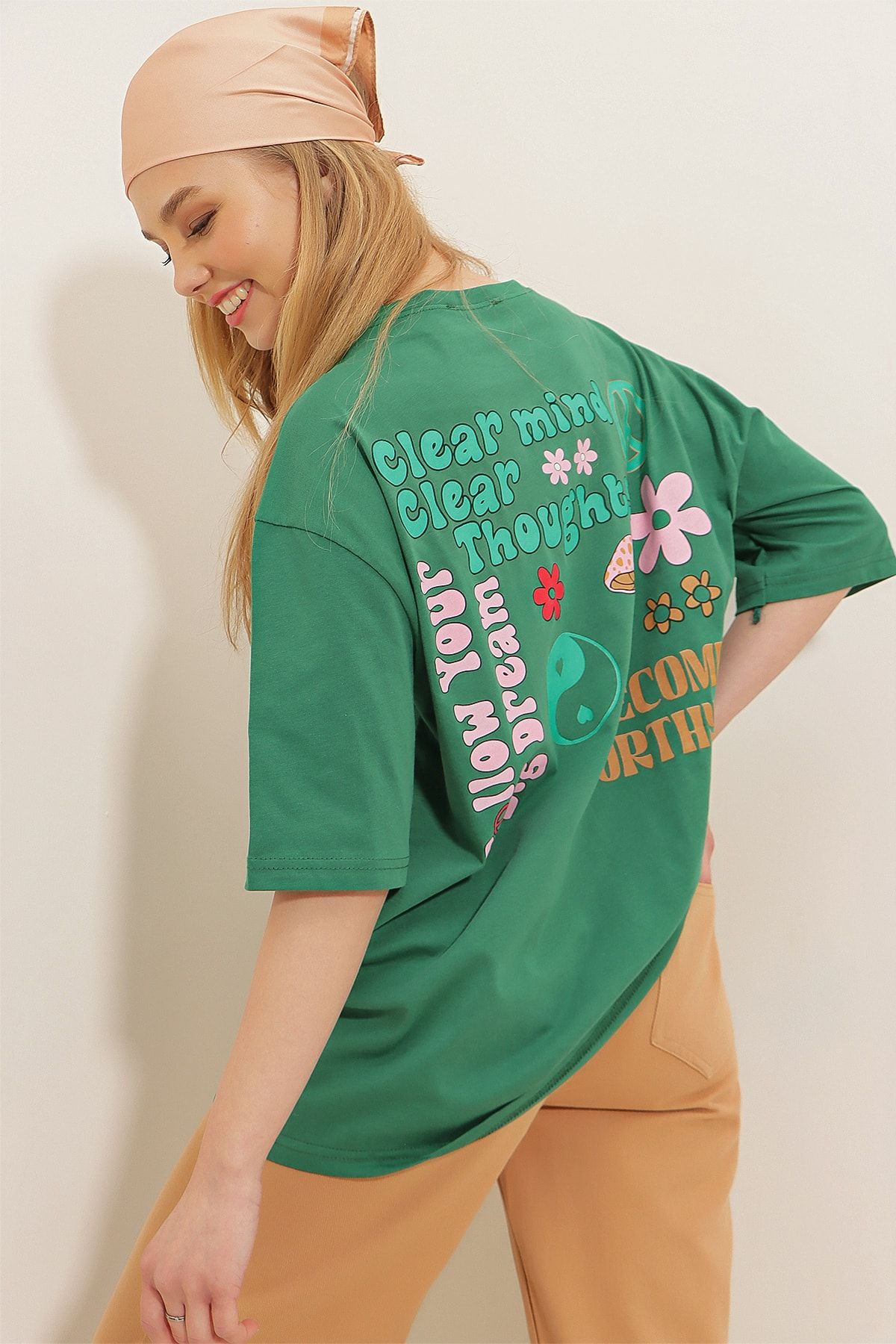 Trend Alaçatı Stili Kadın Yeşil Bisiklet Yaka Önü Ve Arkası Flok Baskılı %100 Pamuk Oversize T-Shirt ALC-X7982