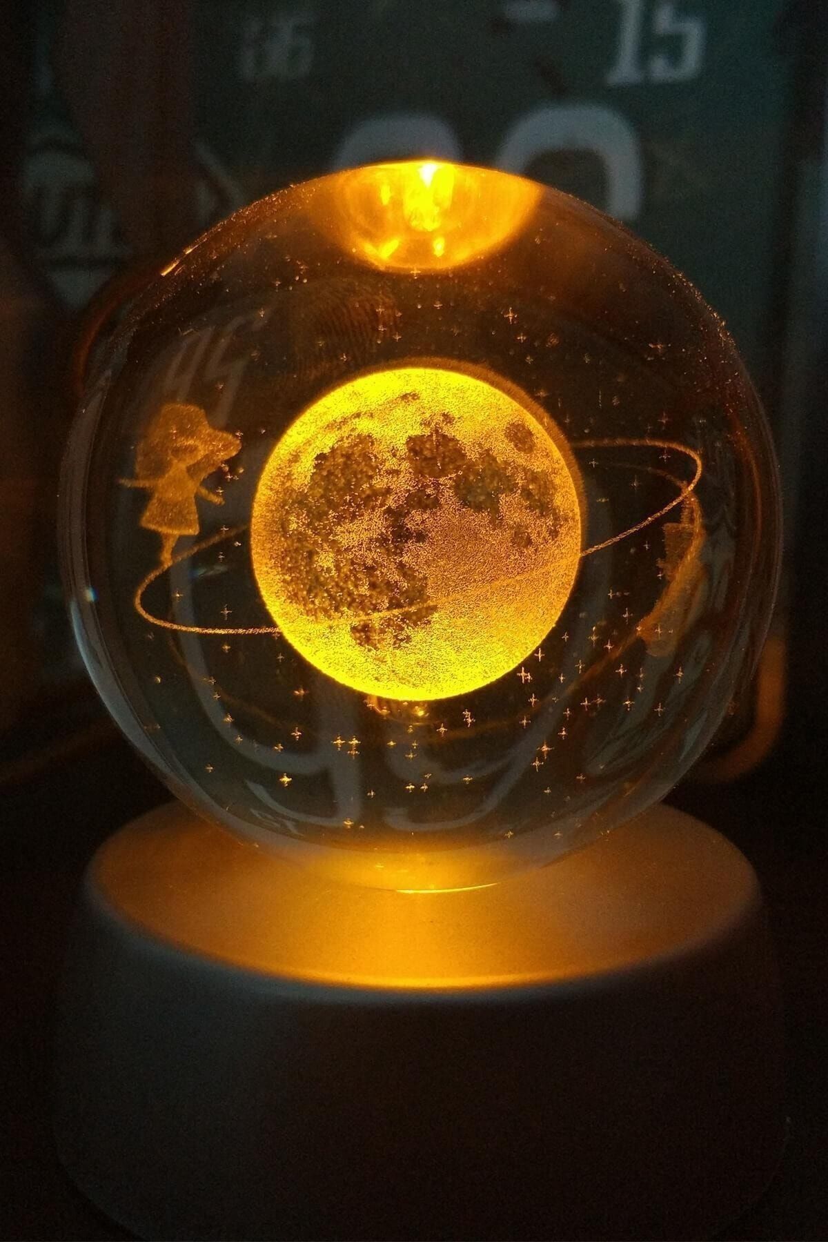 Murido Satürn'deki Kız Işıklı Cam Küre