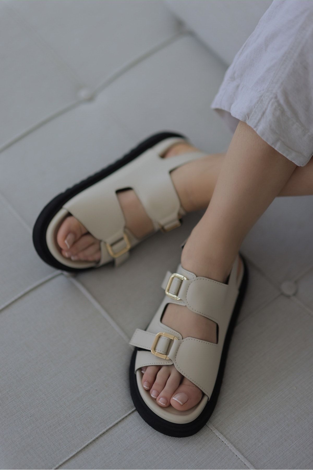 selinshoes Loves Toka Detaylı Kadın Sandalet- EKRU