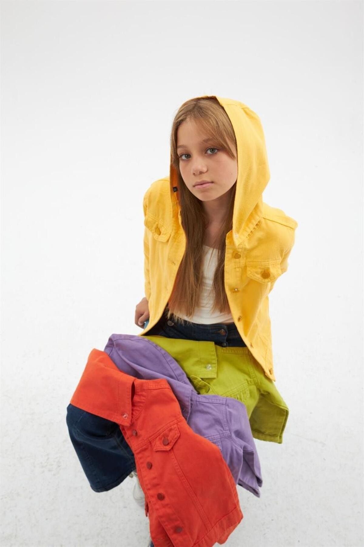 Hilal Akıncı Kids Kız Çocuk Renkli Seyyar Kapüşonlu Mevsimlik Kot Ceket