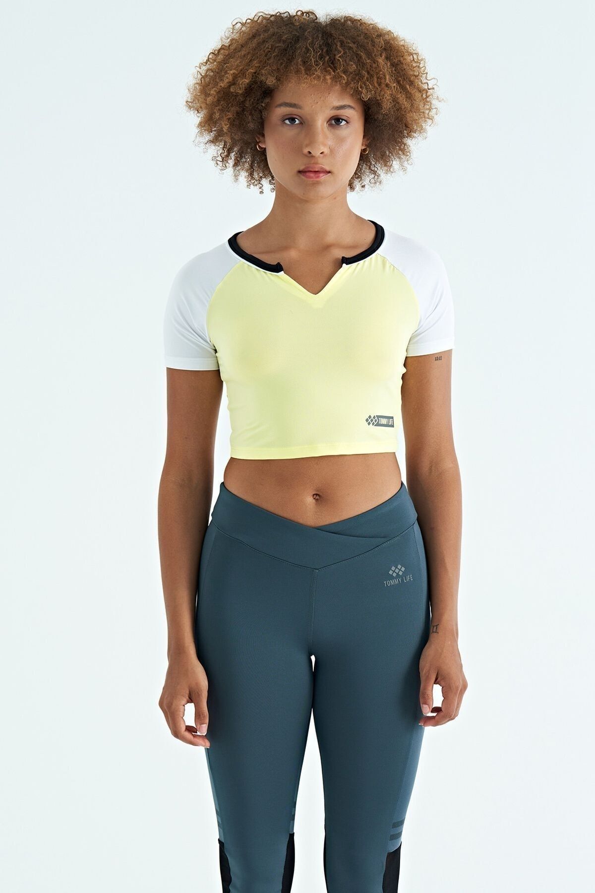 TOMMY LIFE Limon Renk Bloklu Logo Baskılı O Yaka Dar Kalıp Kadın Crop T-Shirt - 97270