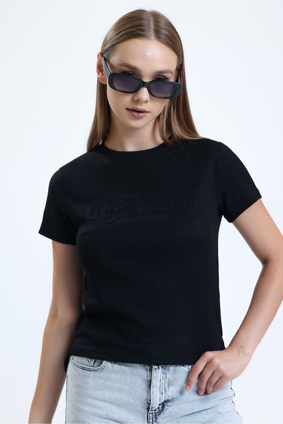MD trend Kadın Siyah Kabartma Baskı Yazılı Bisiklet Yaka Basic T-shirt