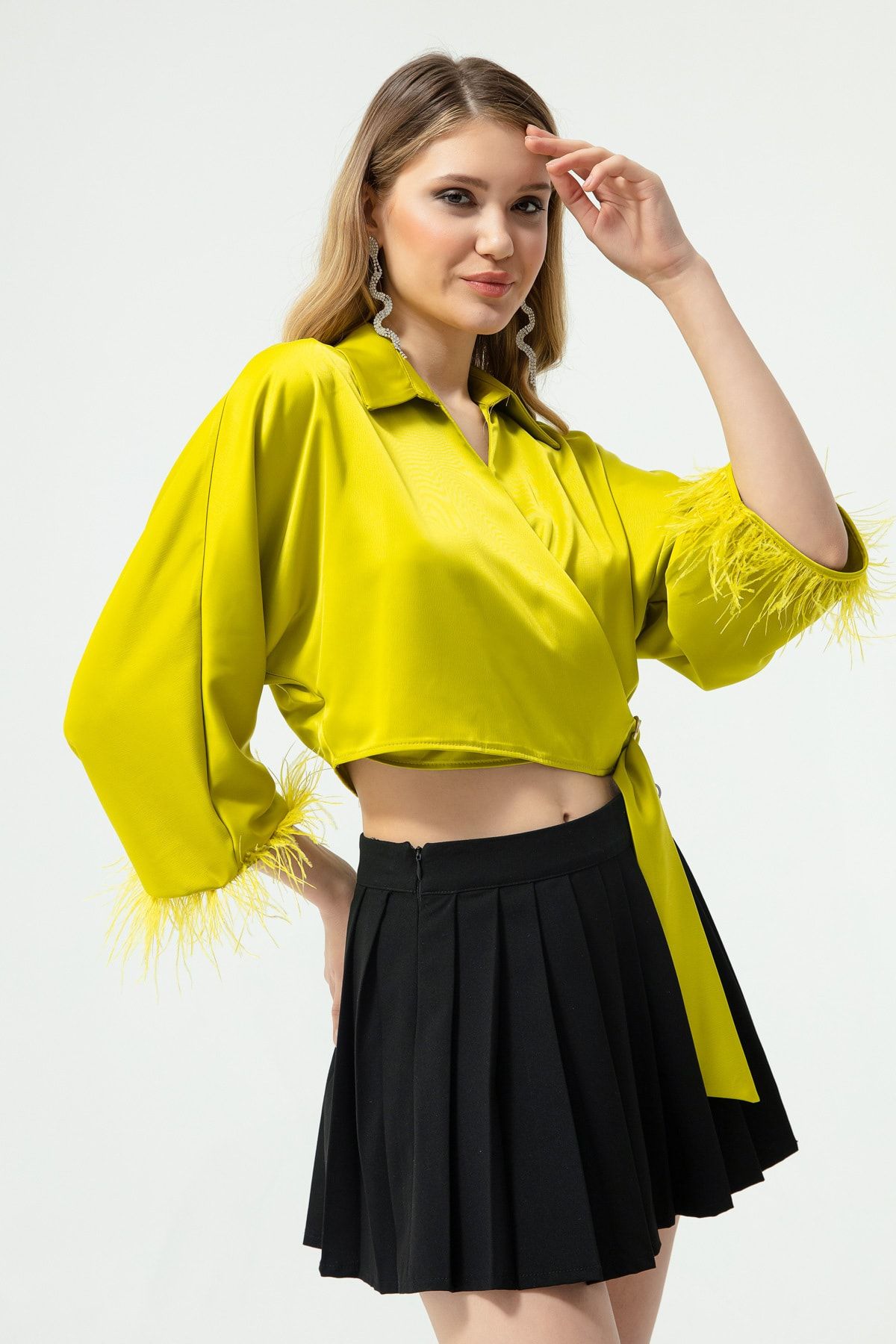 Lafaba Kadın Fıstık Yeşili Kruvaze Yaka Kolları Tüylü Saten Crop Bluz