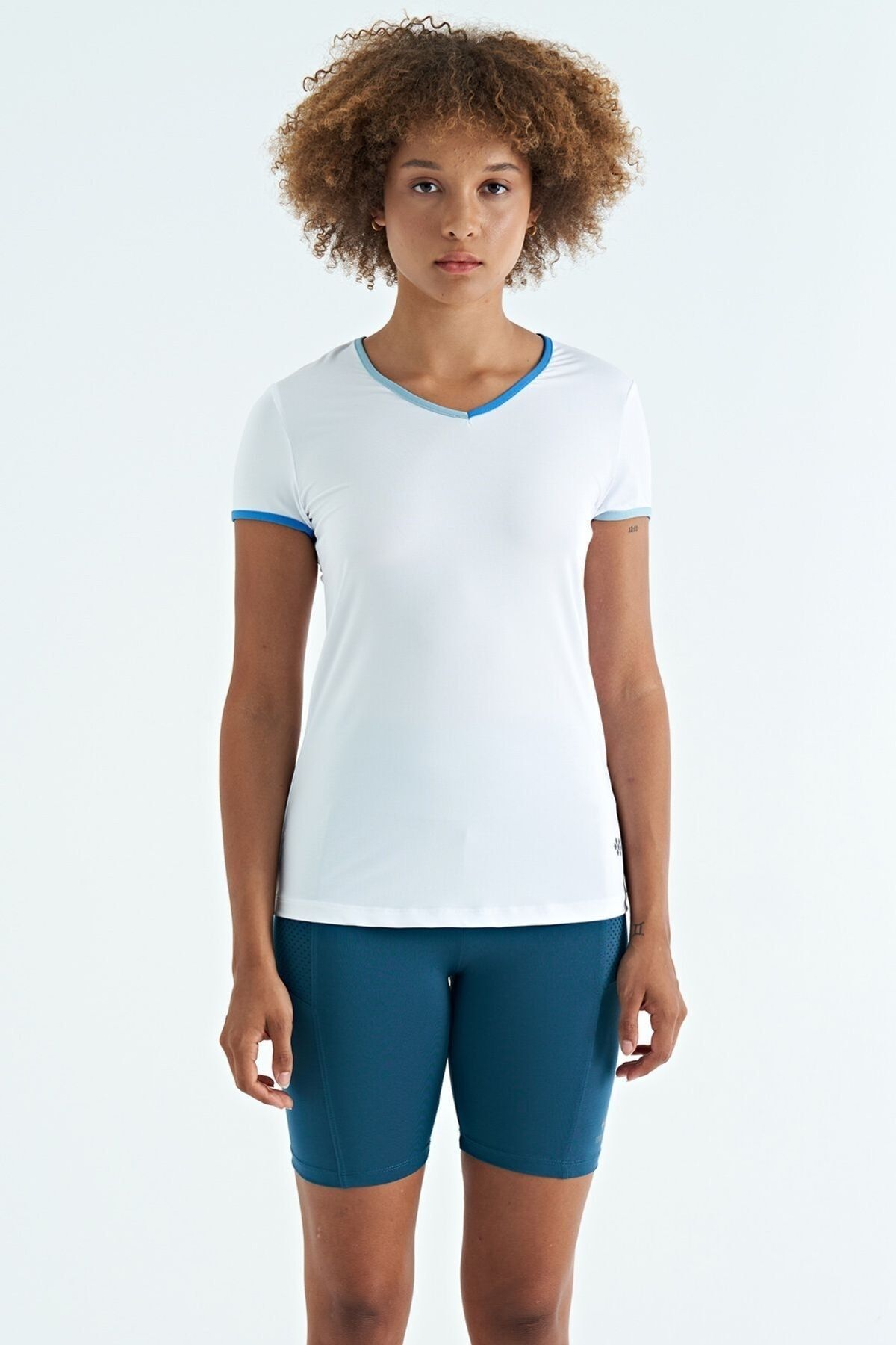 TOMMY LIFE Beyaz V Yaka Standart Kalıp Kısa Kol Kadın Spor T-Shirt - 97268