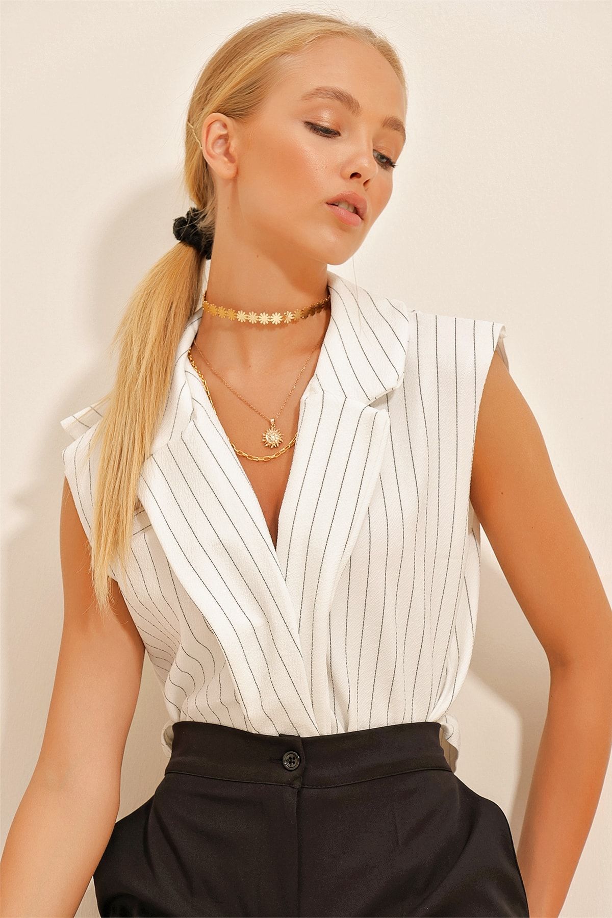 Trend Alaçatı Stili Kadın Beyaz Gömlek Yaka Fileto Çizgili Bluz ALC-X10724